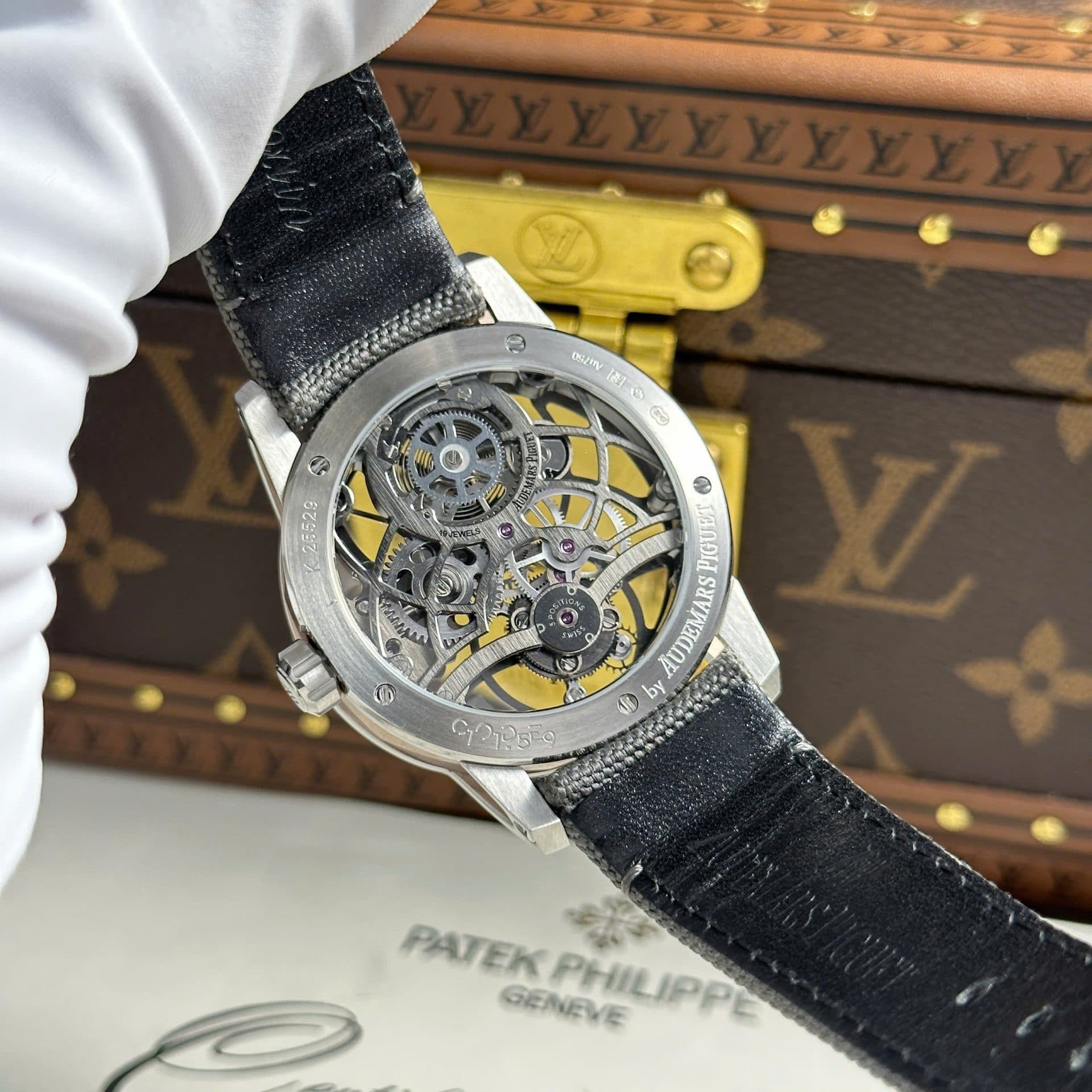 Dong-Ho-Audemars-Piguet-26600-Tourbillon-Openworked-Replica-11-May-Lo-Co-41mm-10-1