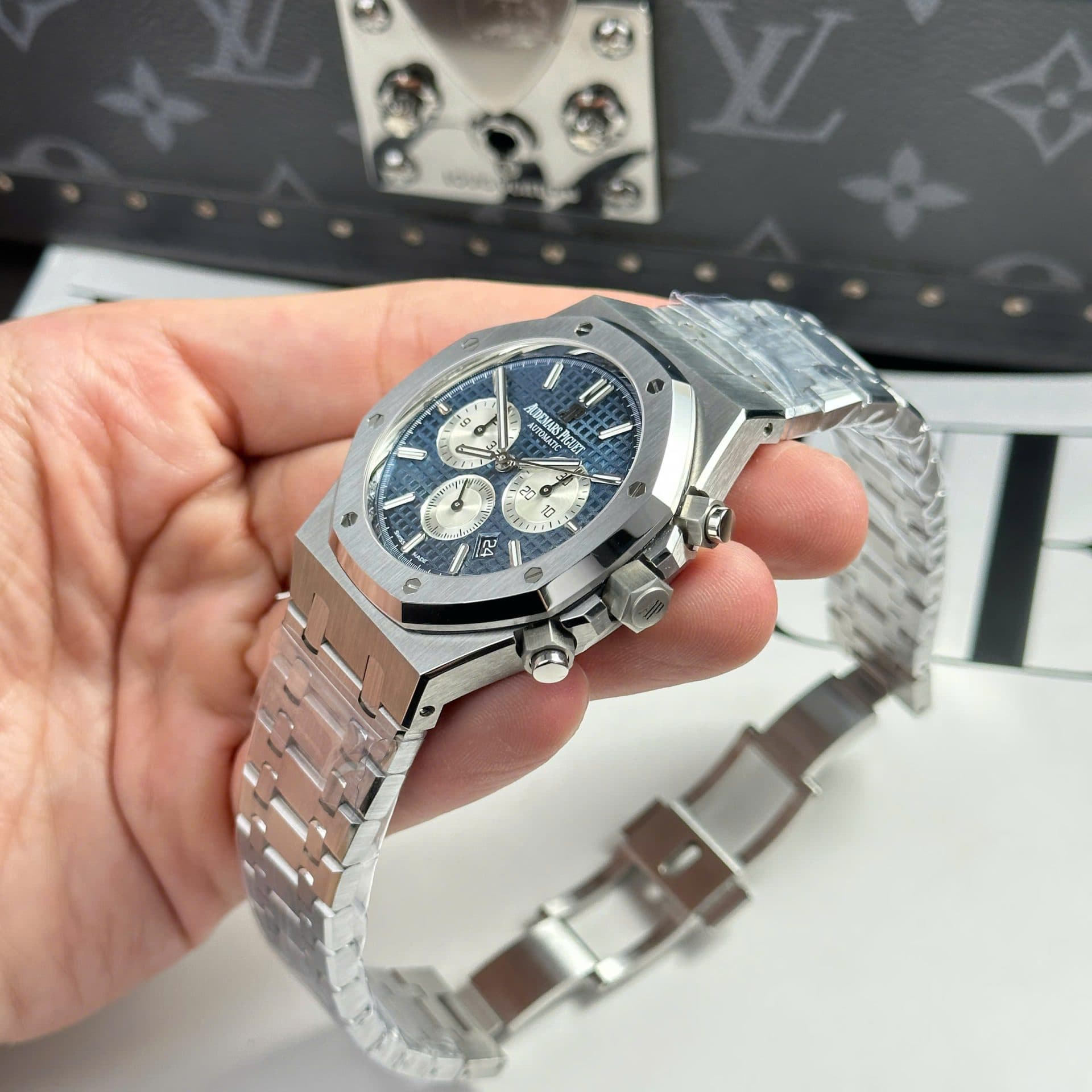 Dong-Ho-Audemars-Piguet-Replica-11-Royal-Oak-26331-Chronograph-Mat-Xanh-Blue-41mm-9-1