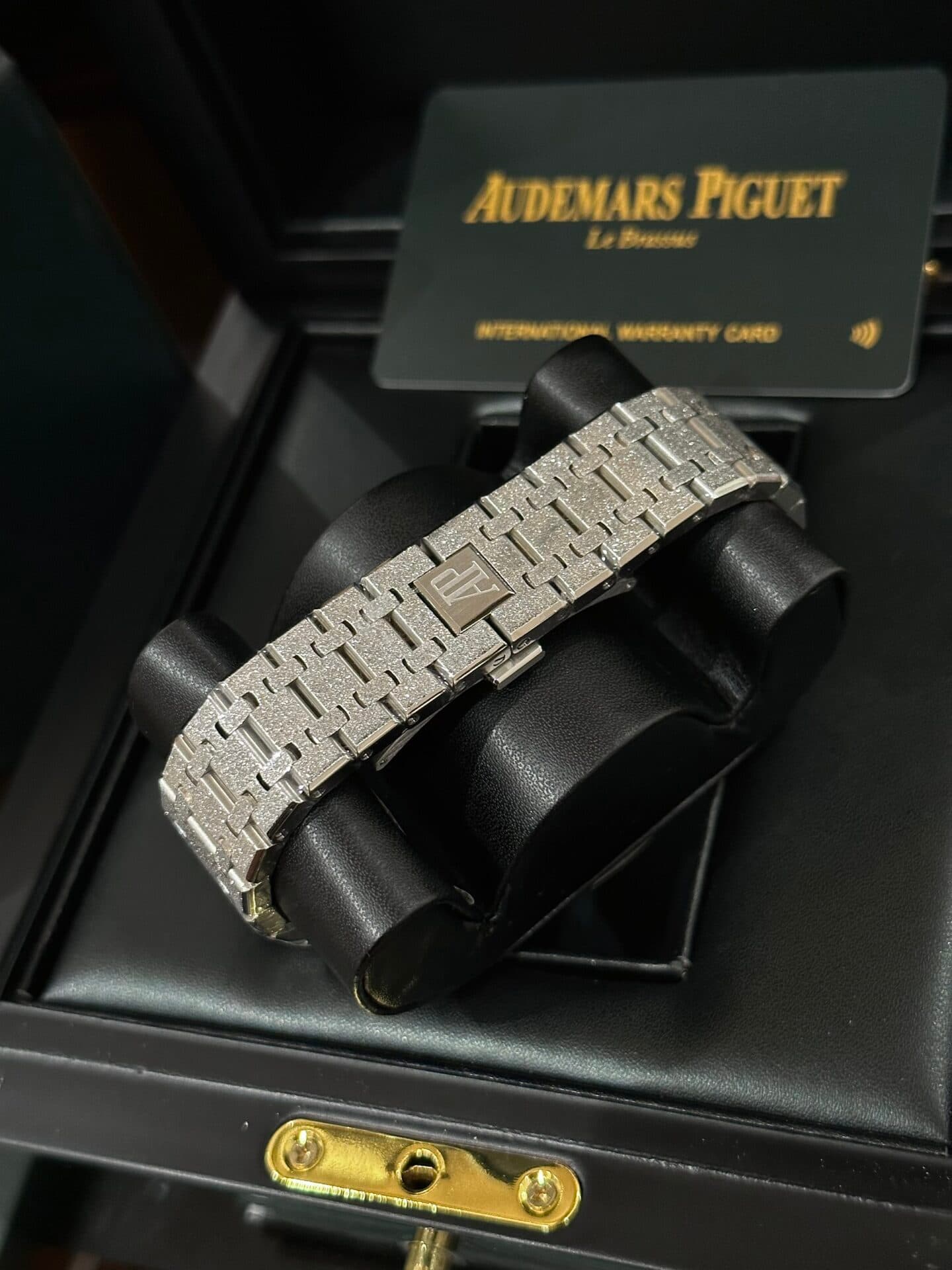 Dong-Ho-Audemars-Piguet-Replica-11-Royal-Oak-26331BC-Frosted-Gold-2-1