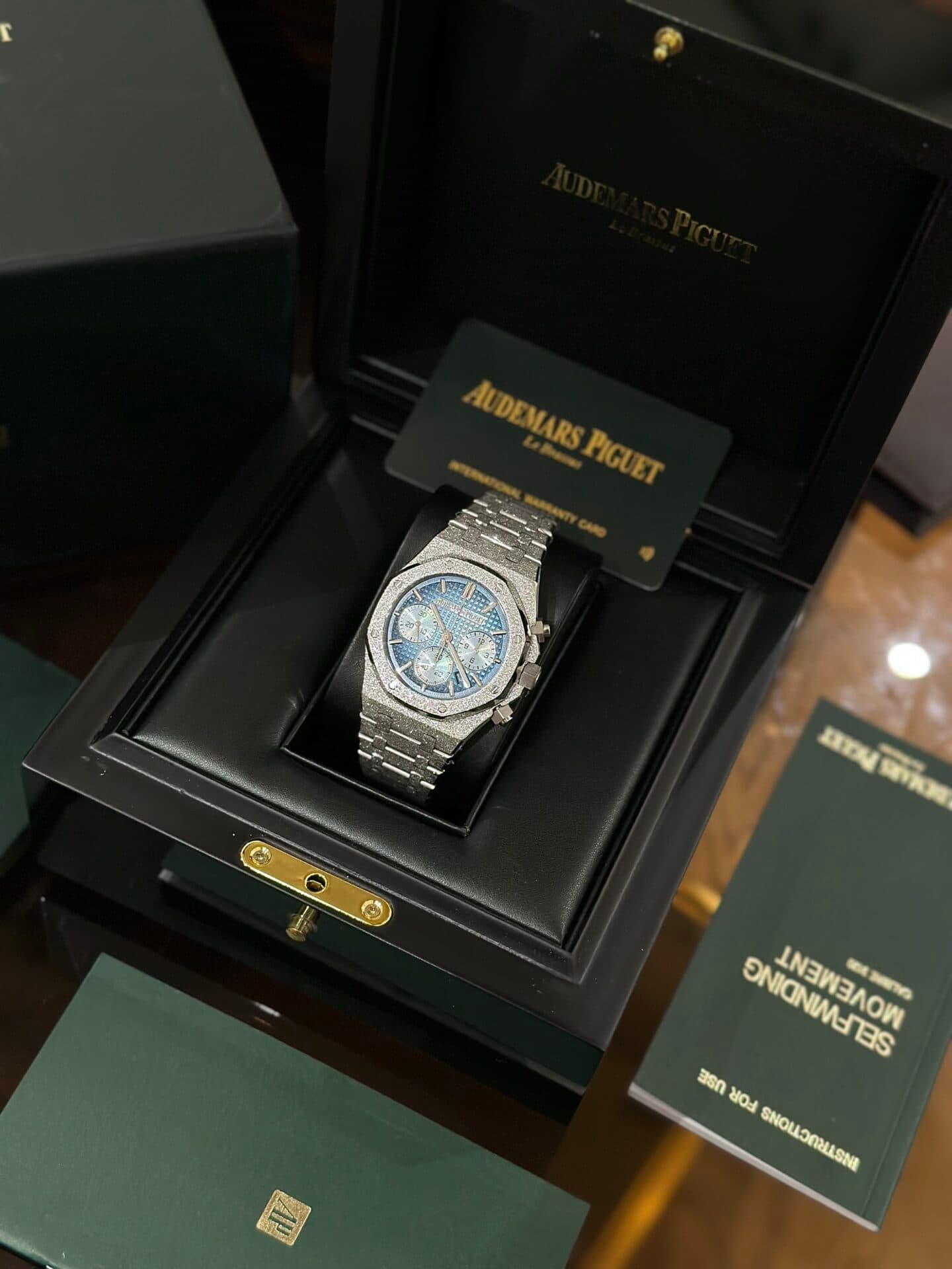 Dong-Ho-Audemars-Piguet-Replica-11-Royal-Oak-26331BC-Frosted-Gold-4-1