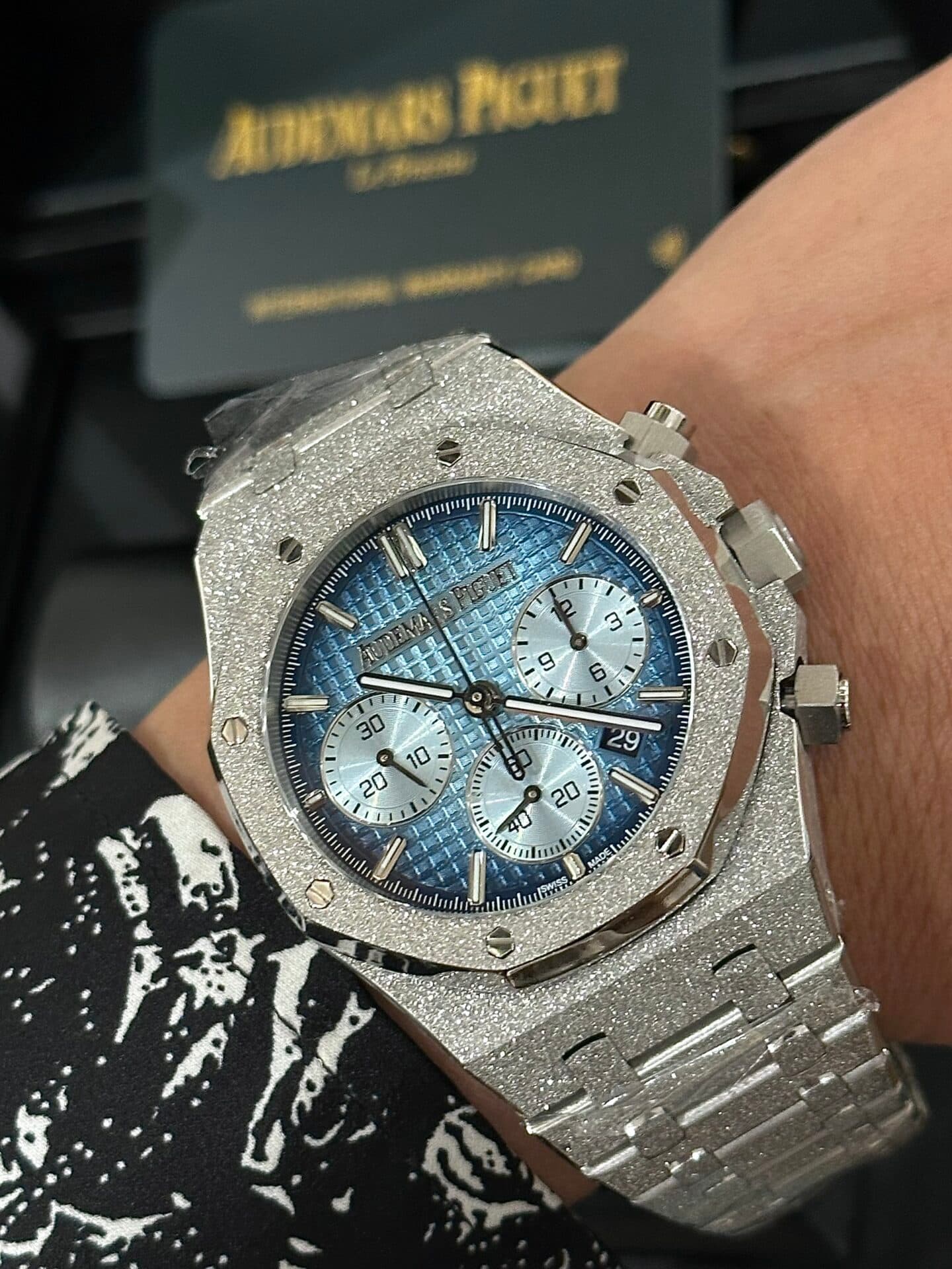 Dong-Ho-Audemars-Piguet-Replica-11-Royal-Oak-26331BC-Frosted-Gold-7-1