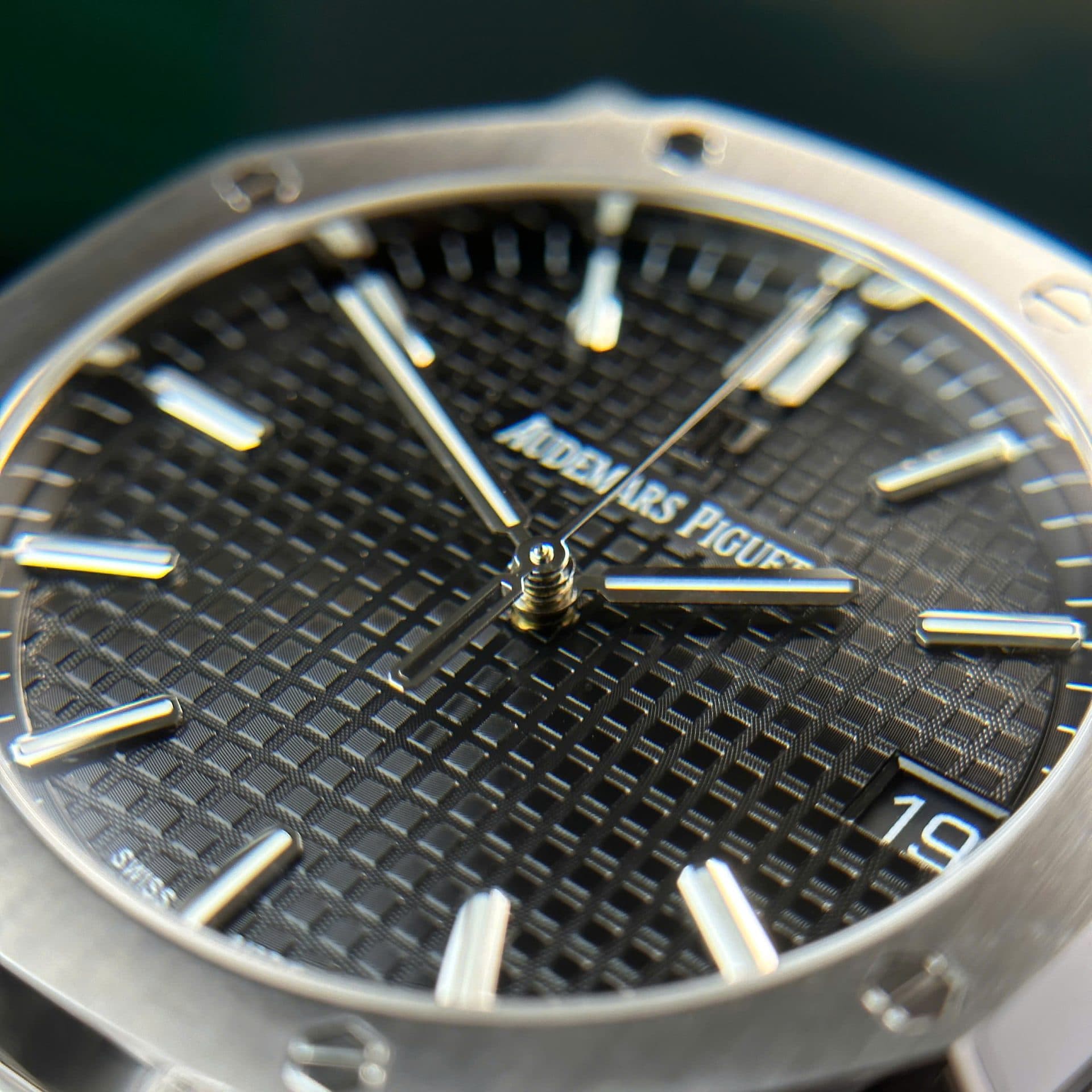 Dong-Ho-Audemars-Piguet-Royal-Oak-15500-Replica-11-Mat-Den-Day-Cao-Su-Nha-May-APS-41mm-10-1