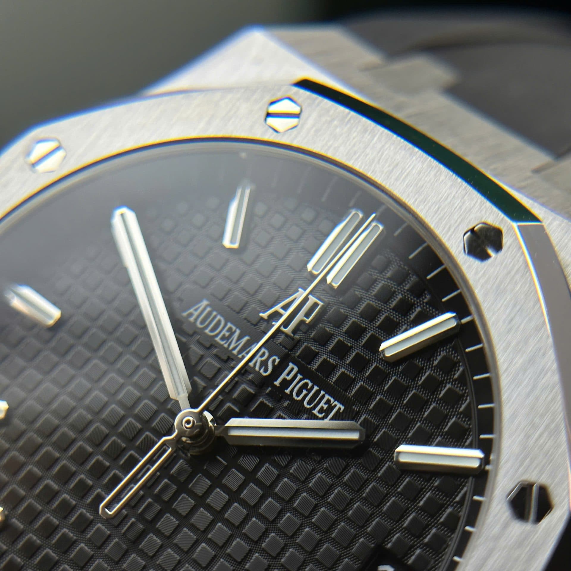 Dong-Ho-Audemars-Piguet-Royal-Oak-15500-Replica-11-Mat-Den-Day-Cao-Su-Nha-May-APS-41mm-11-1