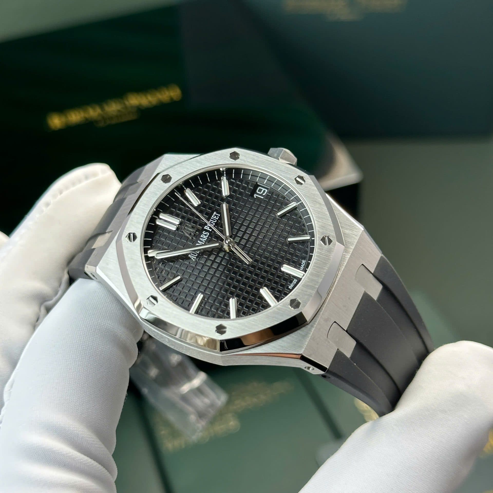 Dong-Ho-Audemars-Piguet-Royal-Oak-15500-Replica-11-Mat-Den-Day-Cao-Su-Nha-May-APS-41mm-3-1