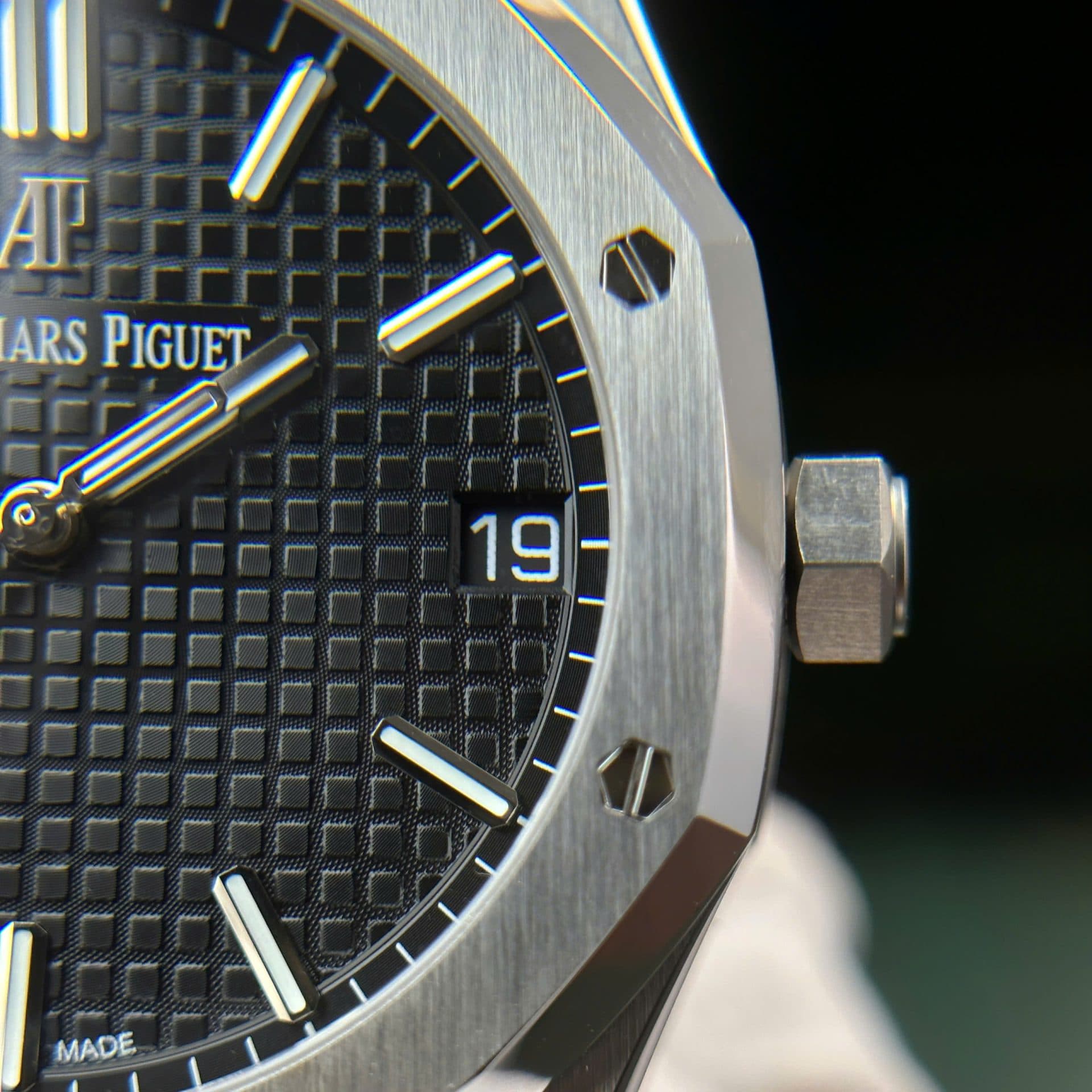 Dong-Ho-Audemars-Piguet-Royal-Oak-15500-Replica-11-Mat-Den-Day-Cao-Su-Nha-May-APS-41mm-4-1