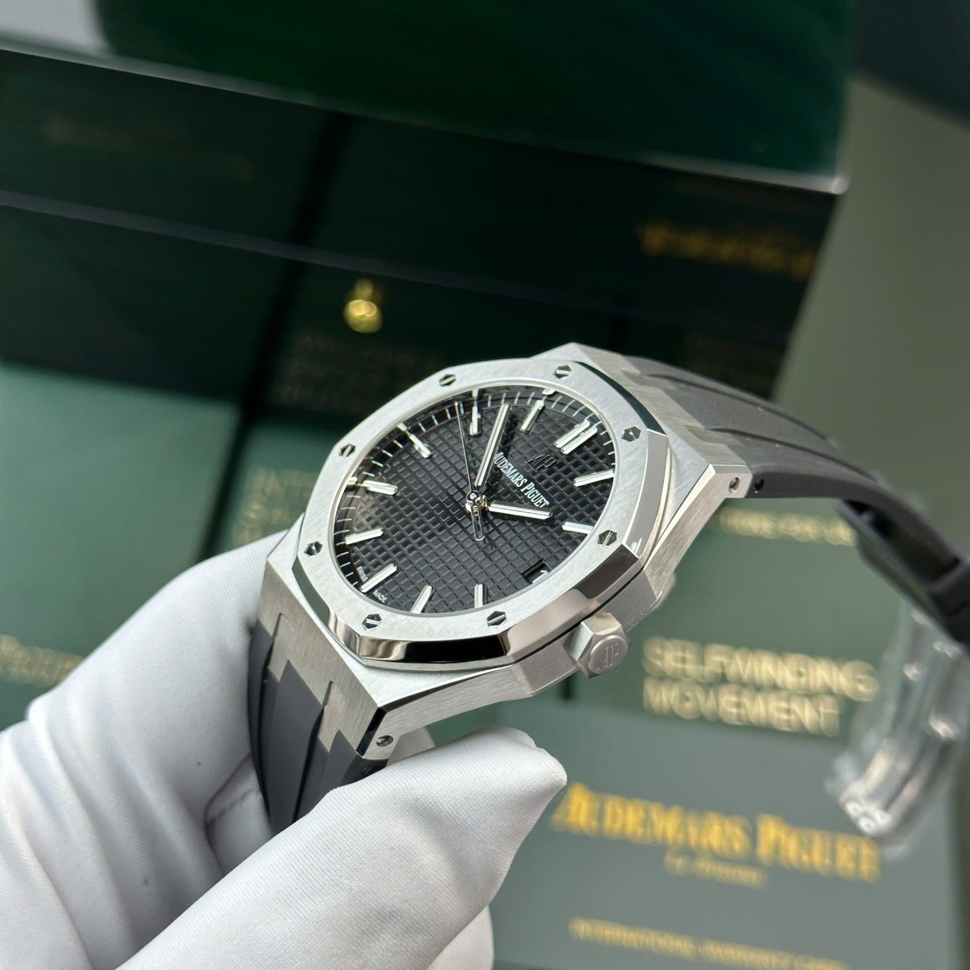 Dong-Ho-Audemars-Piguet-Royal-Oak-15500-Replica-11-Mat-Den-Day-Cao-Su-Nha-May-APS-41mm-5-1