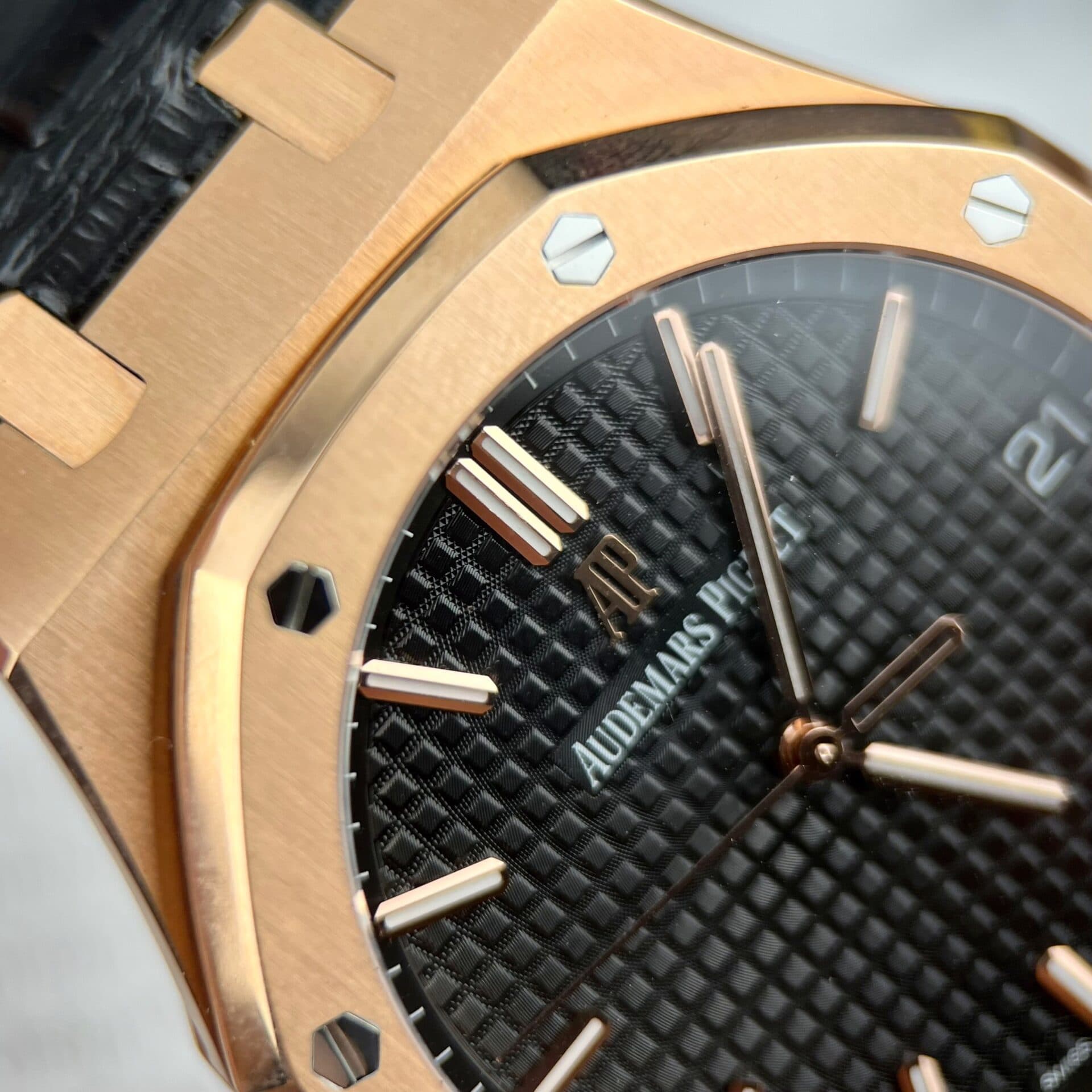 Dong-Ho-Audemars-Piguet-Royal-Oak-15500OR-Boc-Vang-Hong-Day-Da-Den-41mm-5-1