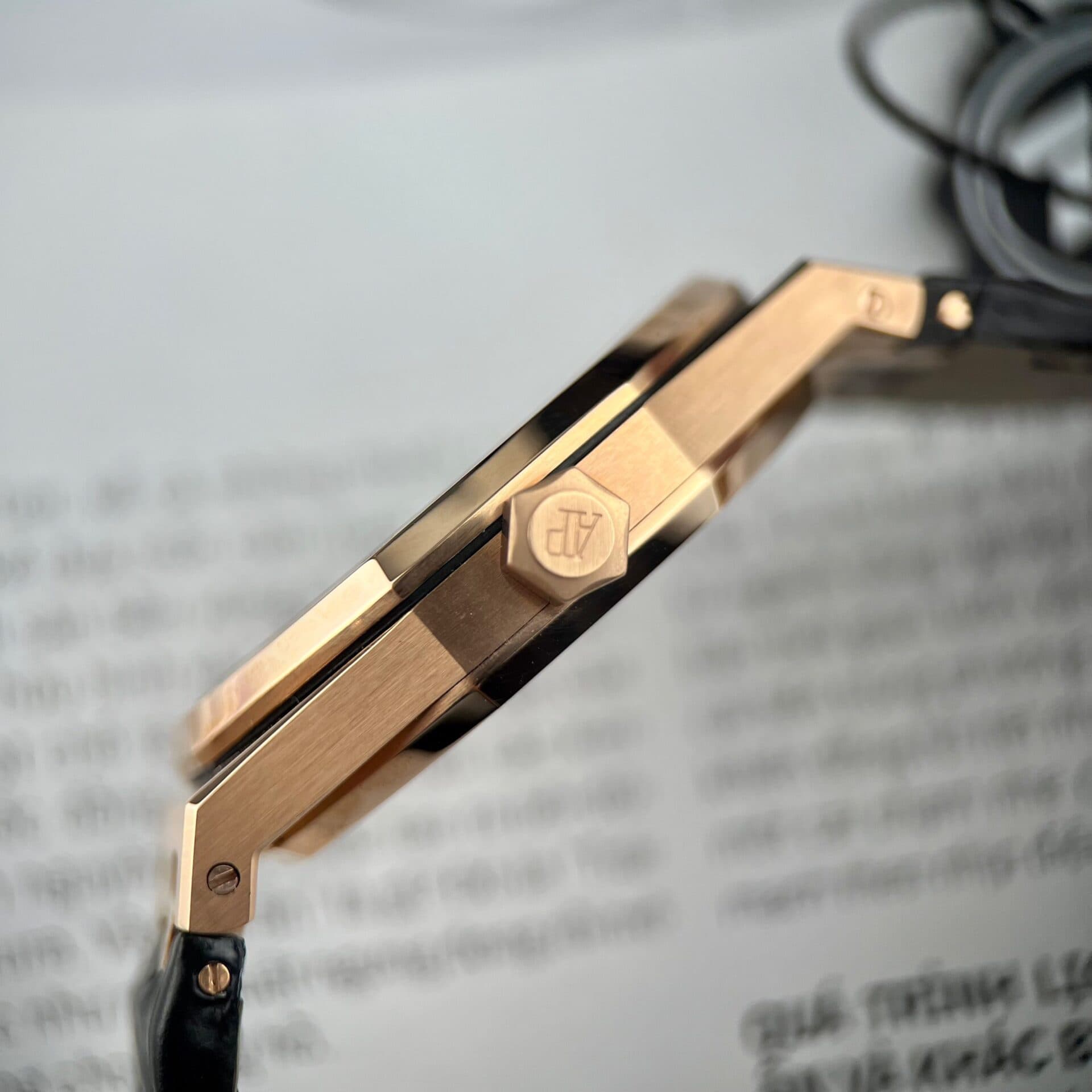 Dong-Ho-Audemars-Piguet-Royal-Oak-15500OR-Boc-Vang-Hong-Day-Da-Den-41mm-8-1