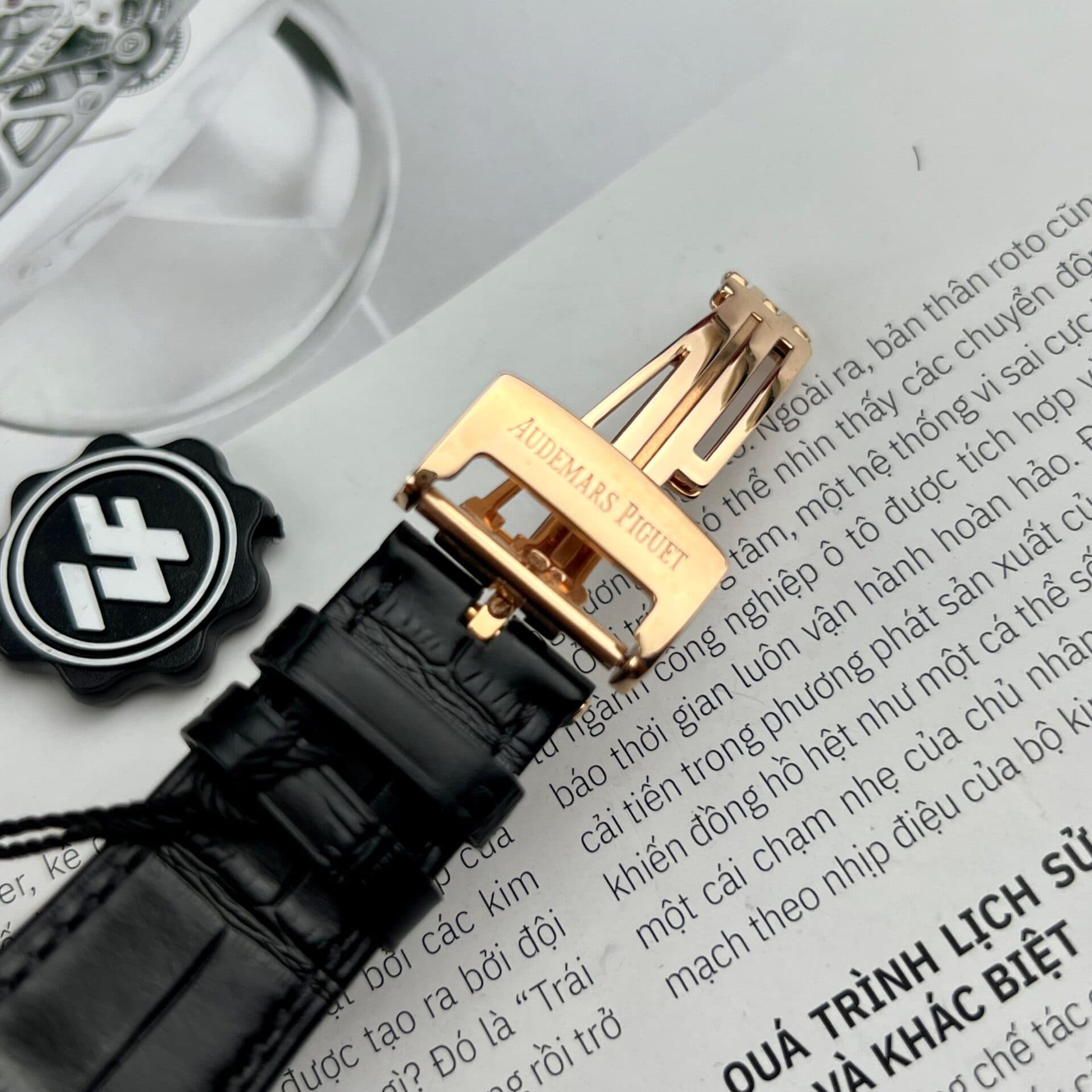 Dong-Ho-Audemars-Piguet-Royal-Oak-15500OR-Boc-Vang-Hong-Day-Da-Den-41mm-9-1