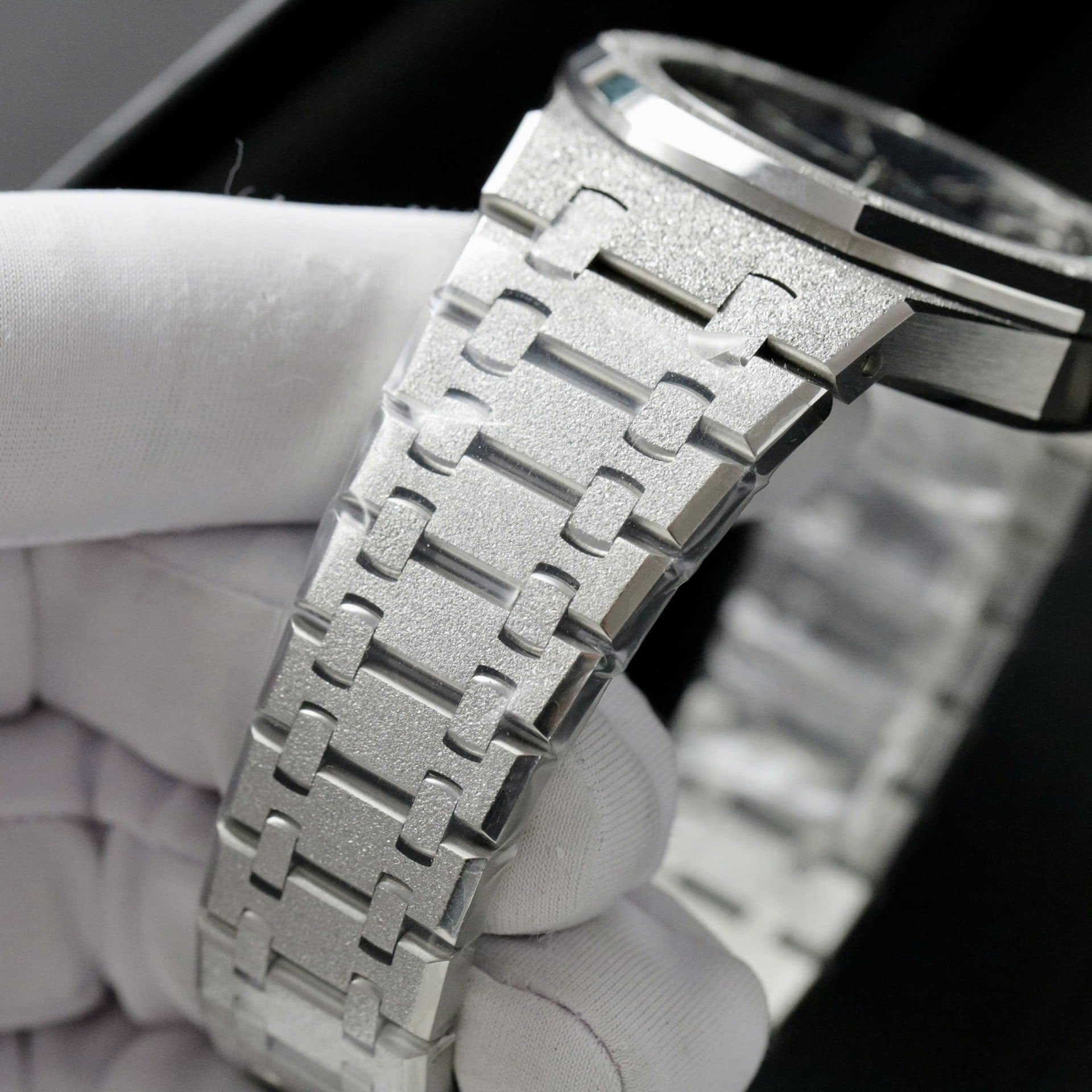 Dong-Ho-Audemars-Piguet-Royal-Oak-15500ST-Frosted-Gold-Replica-11-Mat-Xanh-41mm-9-1