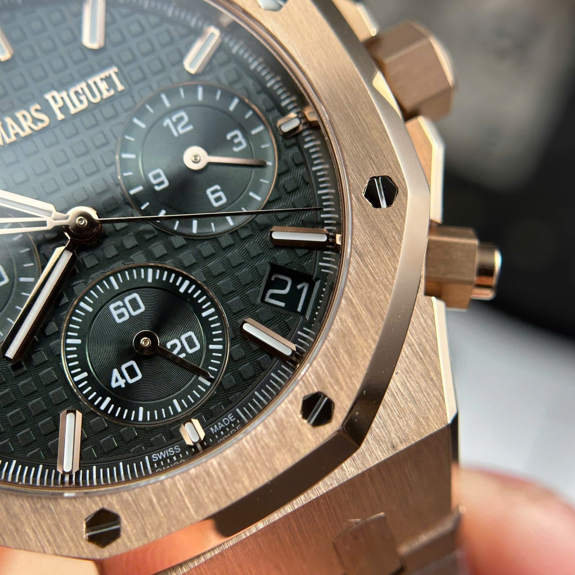 Dong-Ho-Audemars-Piguet-Royal-Oak-26240-Ma-Vang-Hong-Rep-11-Mat-Xanh-La-Cay-APS-41mm-4-1
