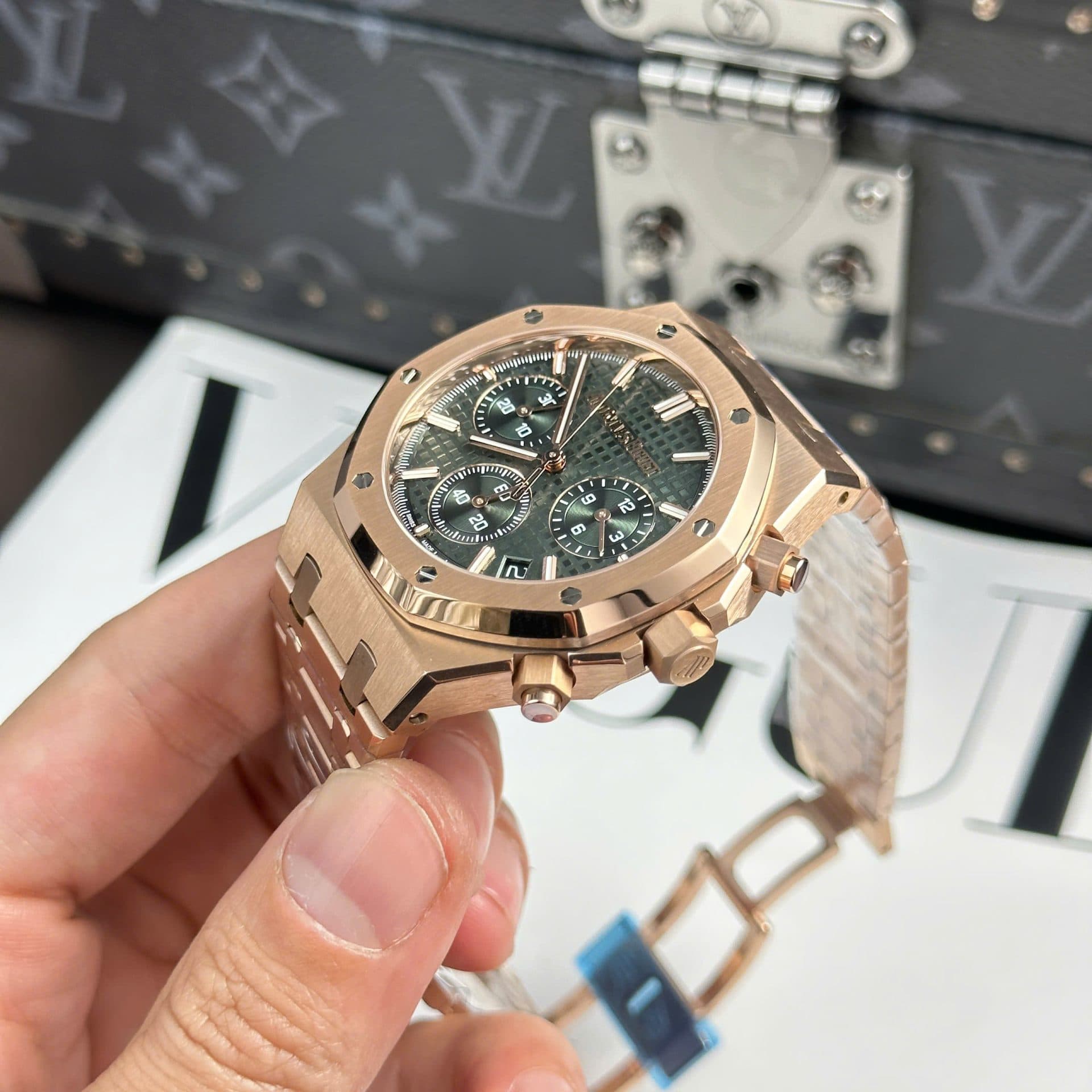 Dong-Ho-Audemars-Piguet-Royal-Oak-26240-Ma-Vang-Hong-Rep-11-Mat-Xanh-La-Cay-APS-41mm-5-1