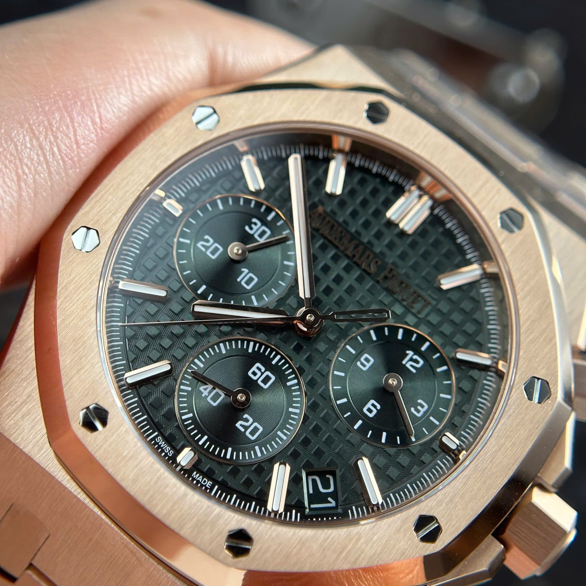 Dong-Ho-Audemars-Piguet-Royal-Oak-26240-Ma-Vang-Hong-Rep-11-Mat-Xanh-La-Cay-APS-41mm-6-1