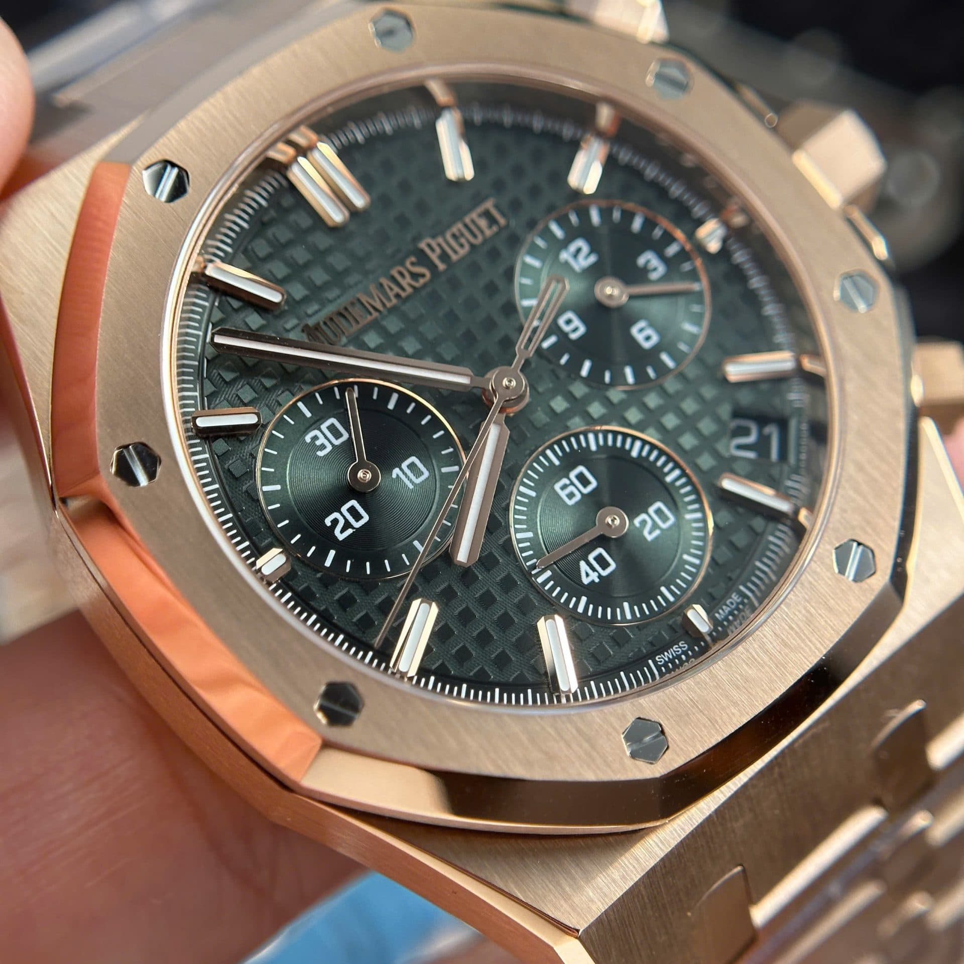 Dong-Ho-Audemars-Piguet-Royal-Oak-26240-Ma-Vang-Hong-Rep-11-Mat-Xanh-La-Cay-APS-41mm-7-1