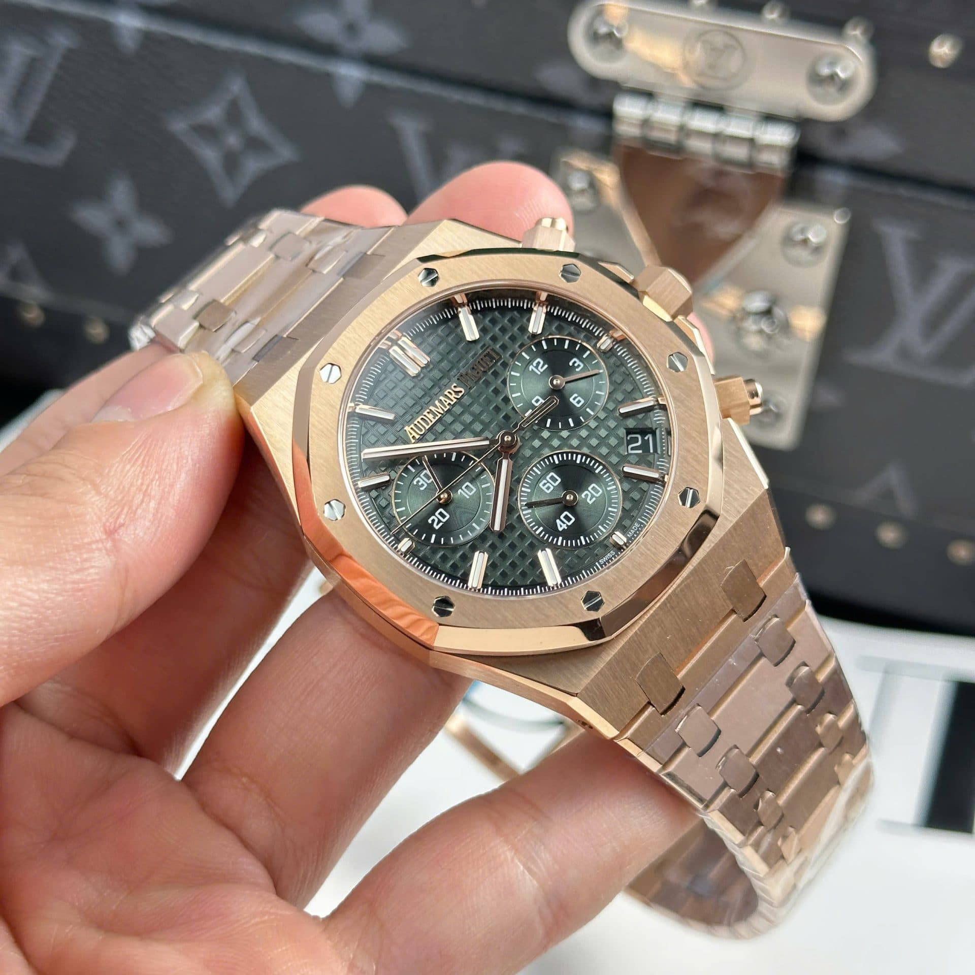 Dong-Ho-Audemars-Piguet-Royal-Oak-26240-Ma-Vang-Hong-Rep-11-Mat-Xanh-La-Cay-APS-41mm-9-1