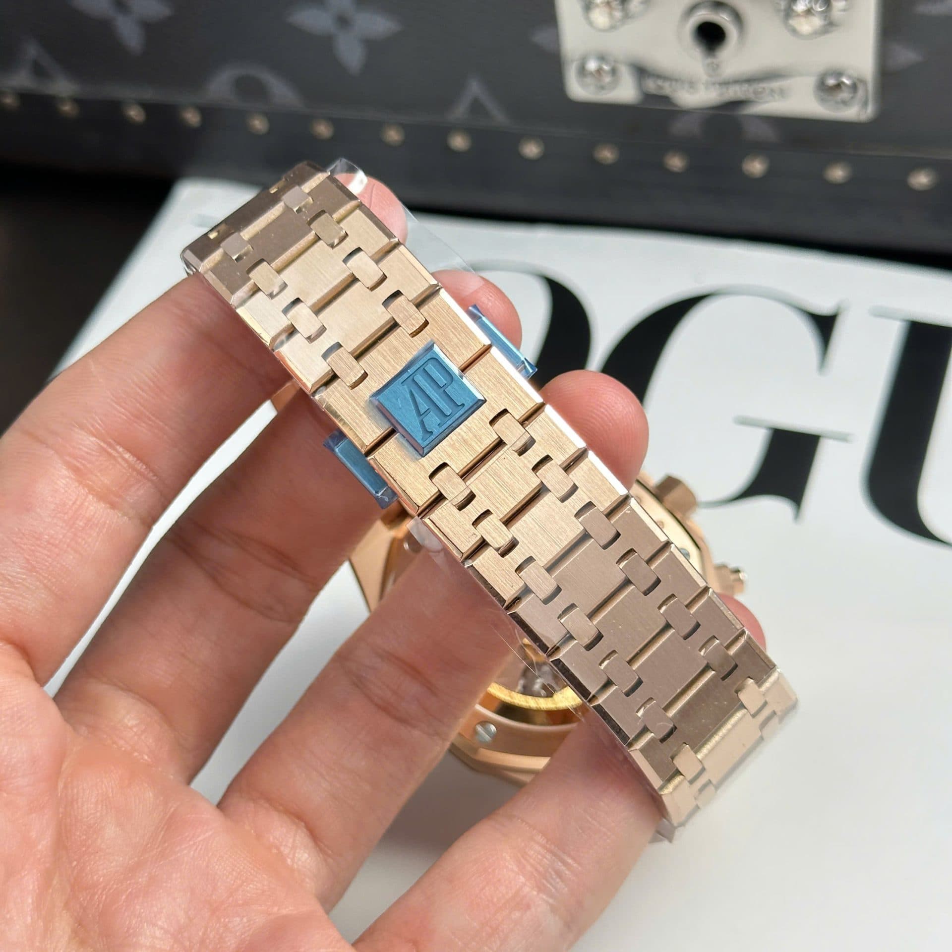 Dong-Ho-Audemars-Piguet-Royal-Oak-26240-Replica-11-Day-Kim-Loai-3