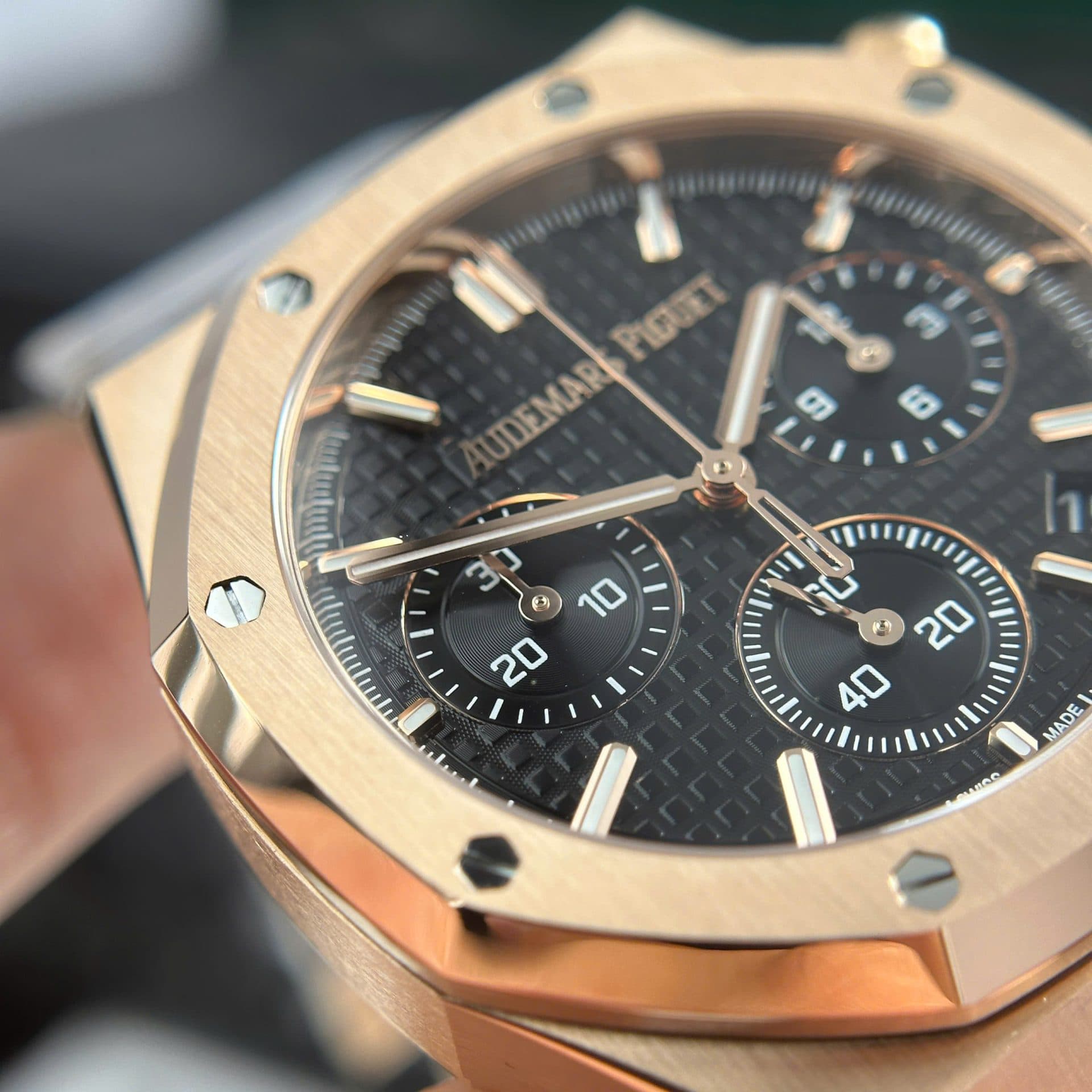 Dong-Ho-Audemars-Piguet-Royal-Oak-26240-Replica-11-Mau-Vang-Hong-Mat-Den-APS-41mm-2-1