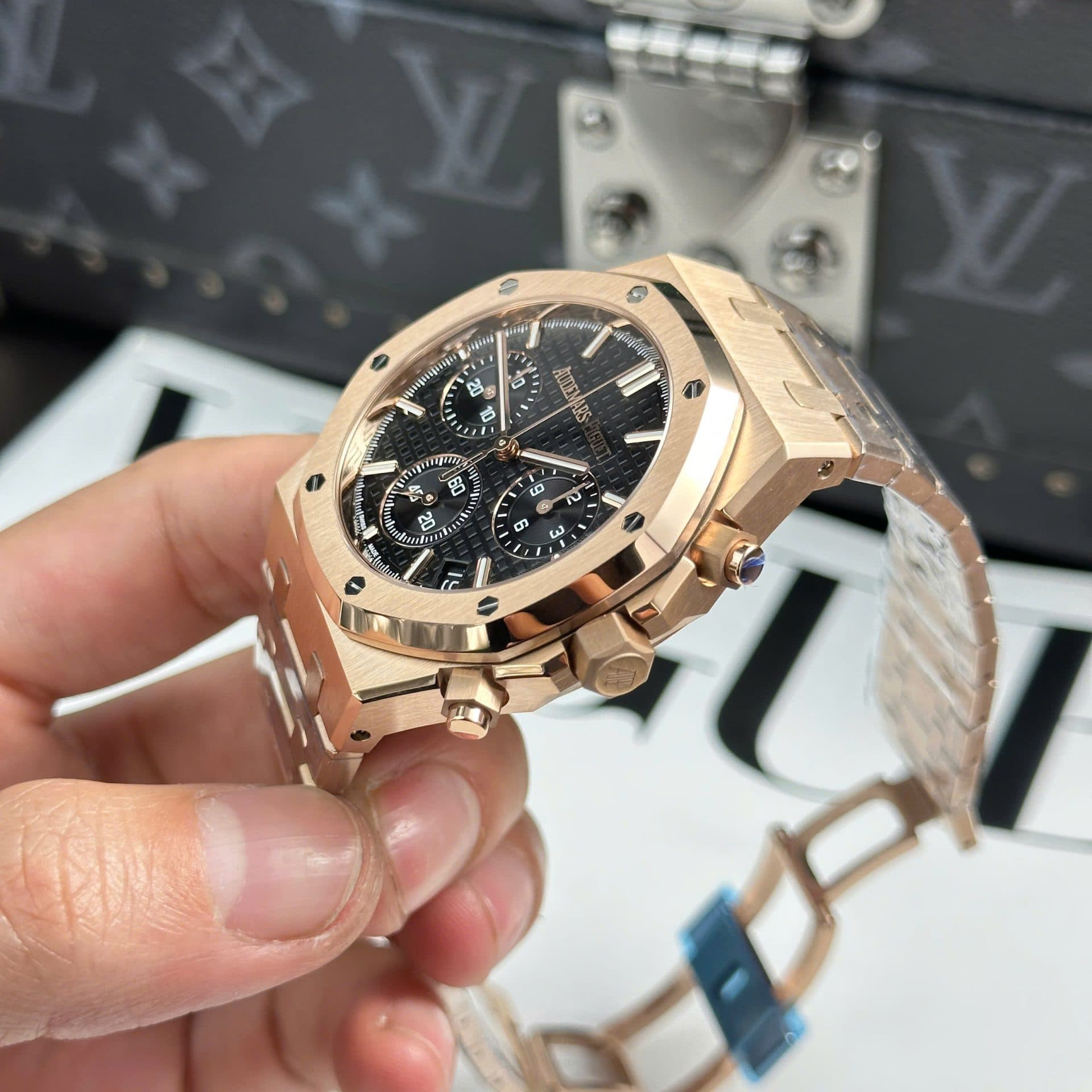 Dong-Ho-Audemars-Piguet-Royal-Oak-26240-Replica-11-Mau-Vang-Hong-Mat-Den-APS-41mm-4-1