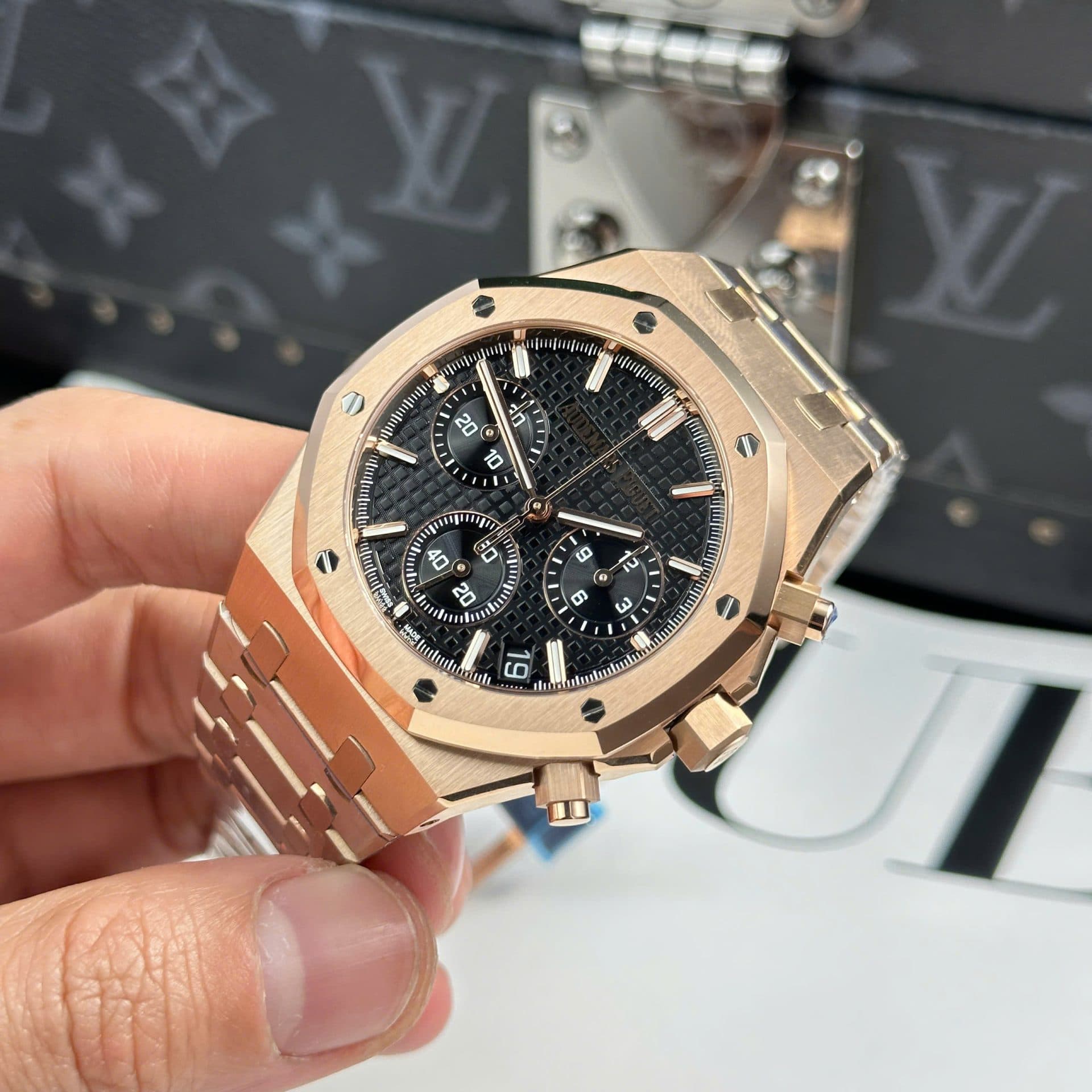 Dong-Ho-Audemars-Piguet-Royal-Oak-26240-Replica-11-Mau-Vang-Hong-Mat-Den-APS-41mm-5-1