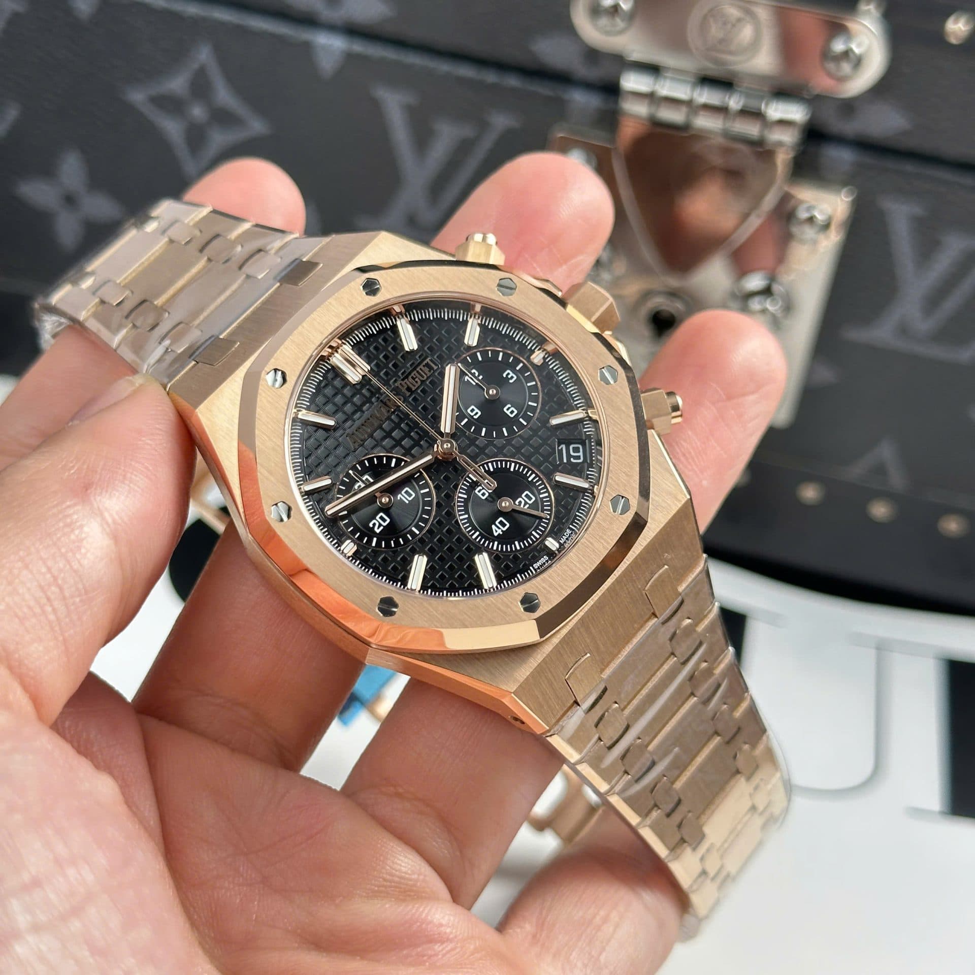 Dong-Ho-Audemars-Piguet-Royal-Oak-26240-Replica-11-Mau-Vang-Hong-Mat-Den-APS-41mm-6-1