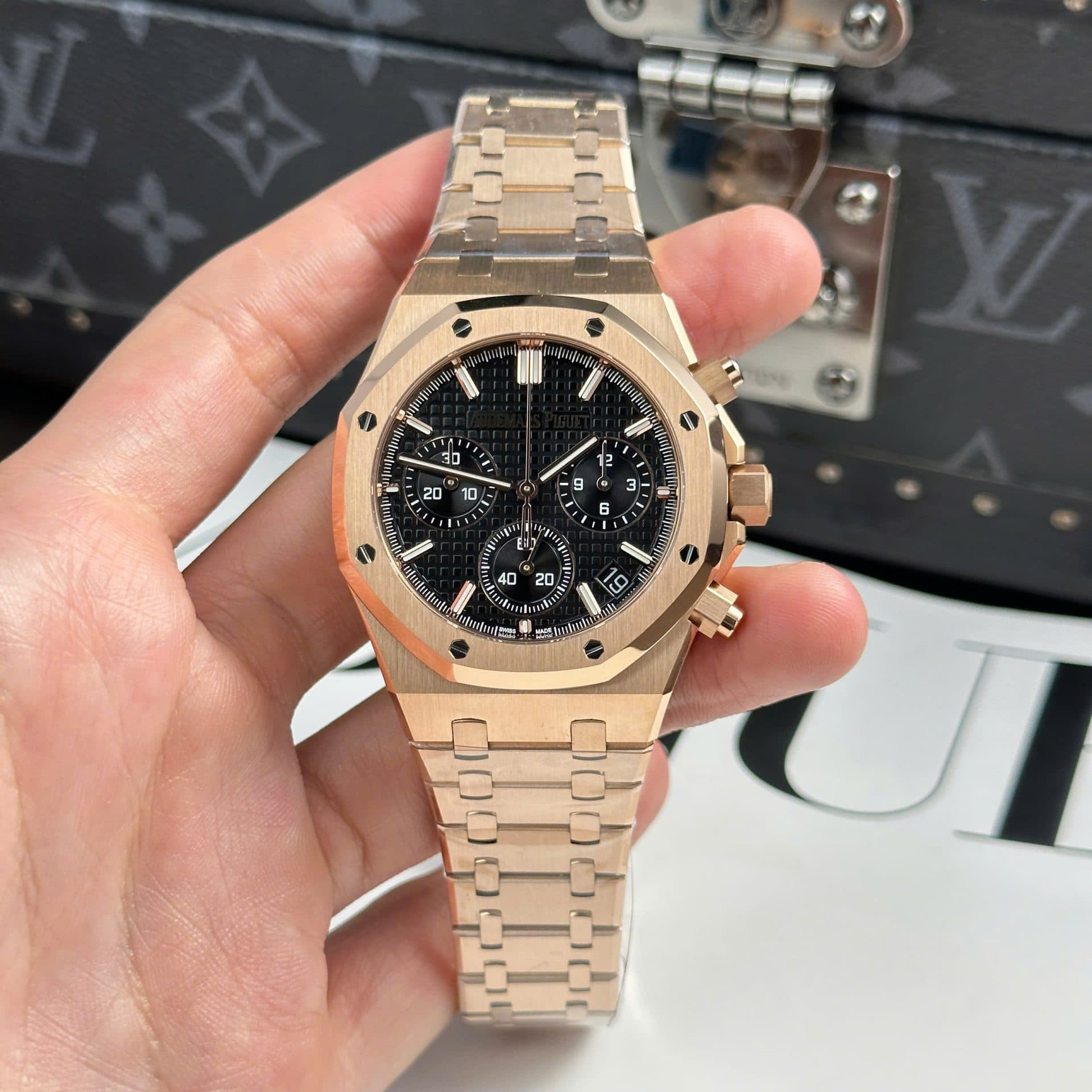 Dong-Ho-Audemars-Piguet-Royal-Oak-26240-Replica-11-Mau-Vang-Hong-Mat-Den-APS-41mm-7-1