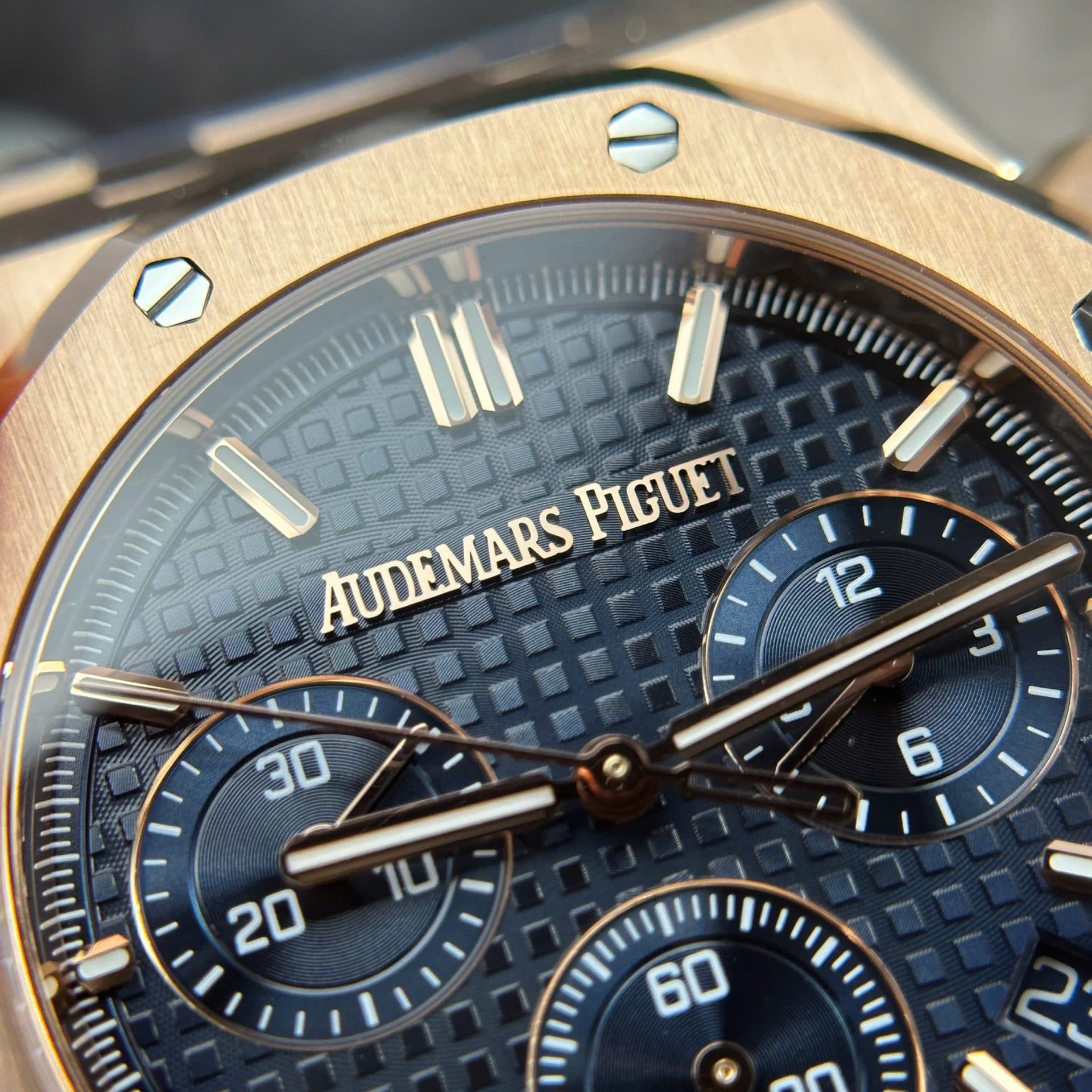 Dong-Ho-Audemars-Piguet-Royal-Oak-26240-Replica-11-Mau-Vang-Hong-Mat-Xanh-Blue-APS-41mm-2-1