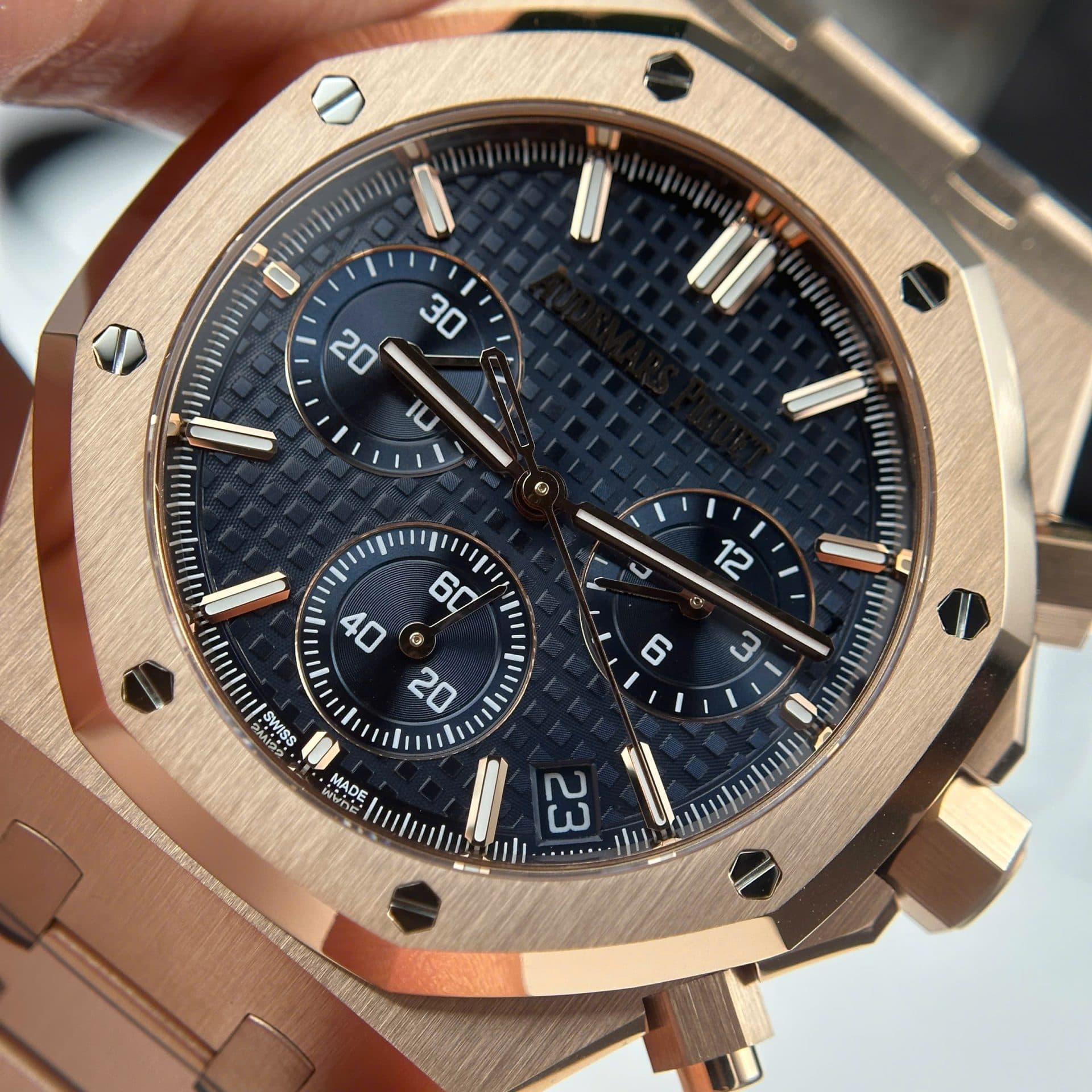 Dong-Ho-Audemars-Piguet-Royal-Oak-26240-Replica-11-Mau-Vang-Hong-Mat-Xanh-Blue-APS-41mm-3-1