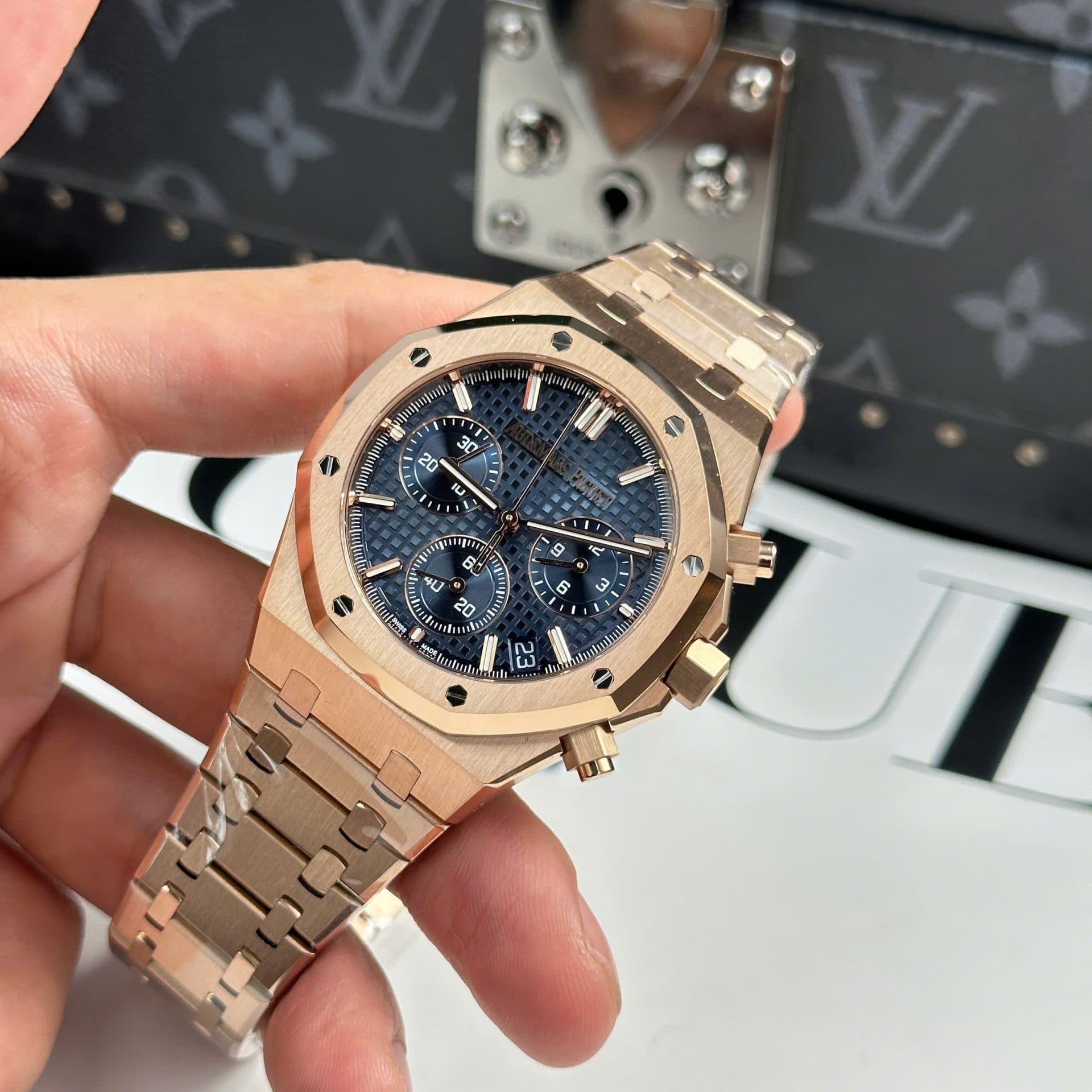 Dong-Ho-Audemars-Piguet-Royal-Oak-26240-Replica-11-Mau-Vang-Hong-Mat-Xanh-Blue-APS-41mm-4-1
