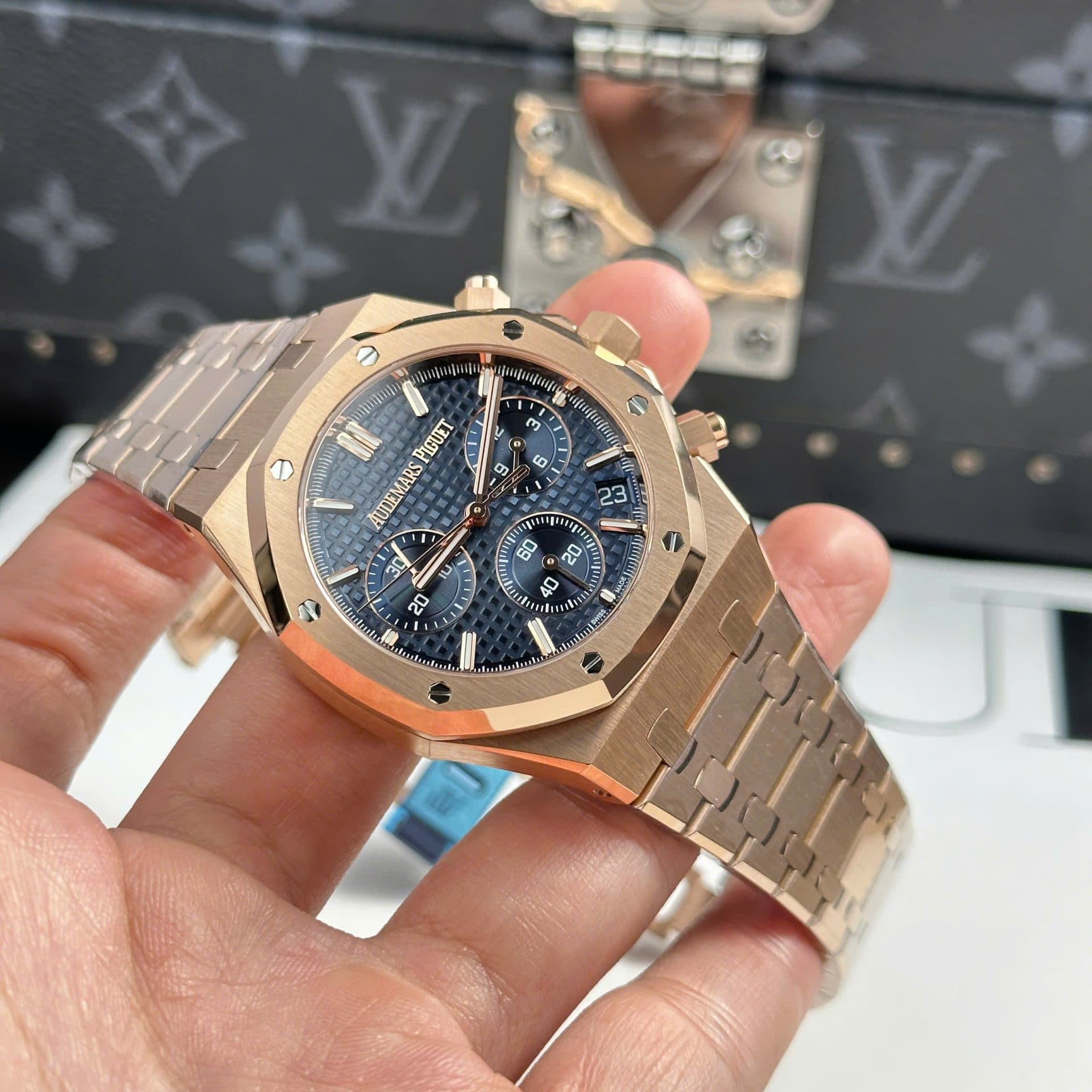 Dong-Ho-Audemars-Piguet-Royal-Oak-26240-Replica-11-Mau-Vang-Hong-Mat-Xanh-Blue-APS-41mm-5-1