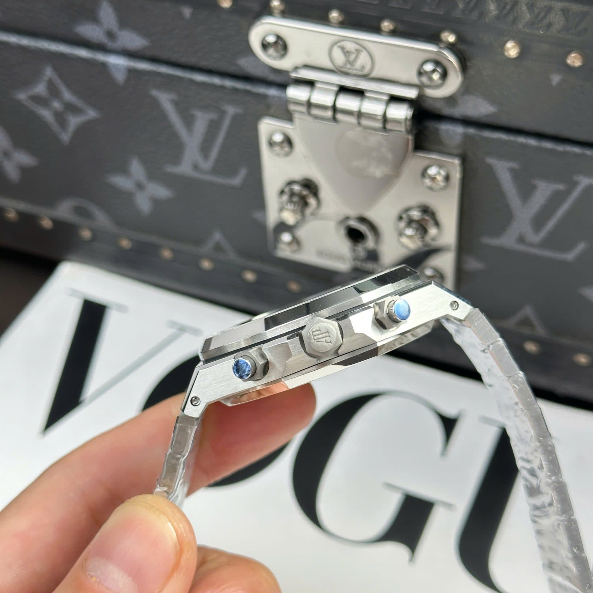 Dong-Ho-Audemars-Piguet-Royal-Oak-26240ST-Che-Tac-1
