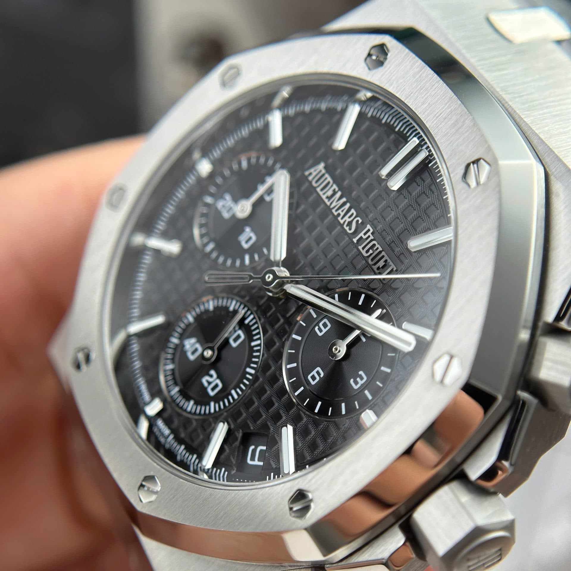Dong-Ho-Audemars-Piguet-Royal-Oak-26240ST-Mat-Den-May-Mong-New-2025-41mm-2-1