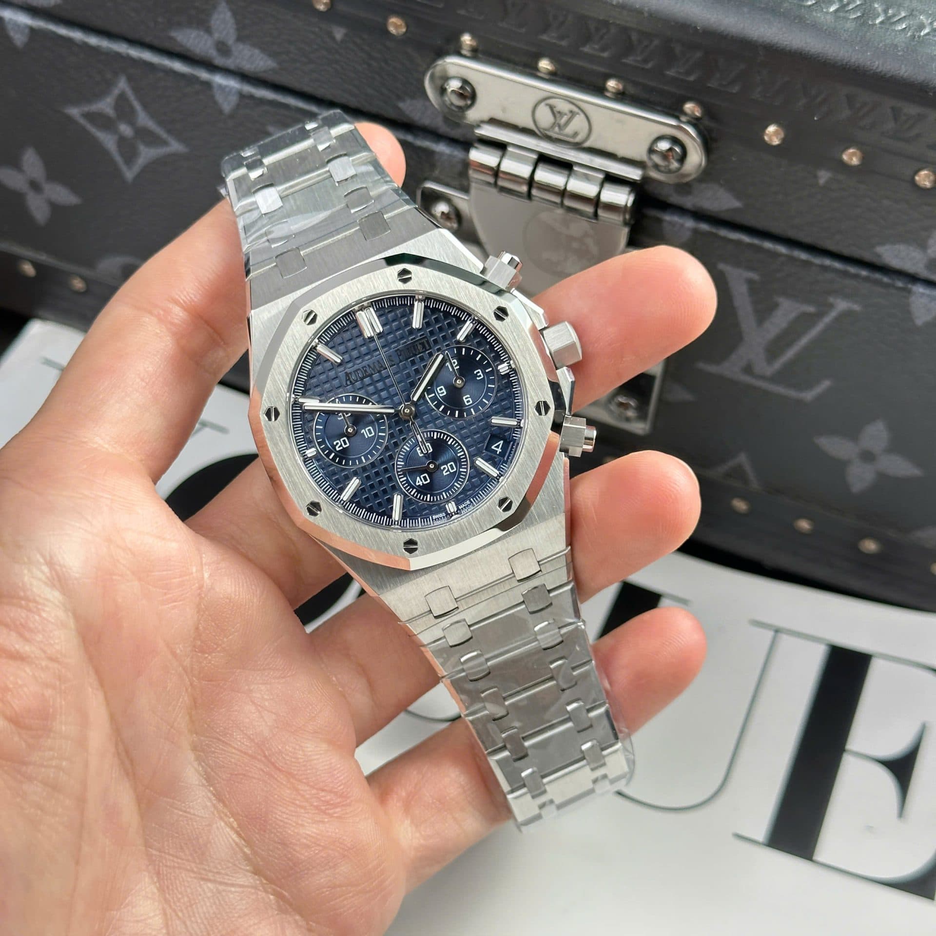Dong-Ho-Audemars-Piguet-Royal-Oak-26240ST-Mat-Xanh-Blue-May-Mong-New-2025-41mm-1-1