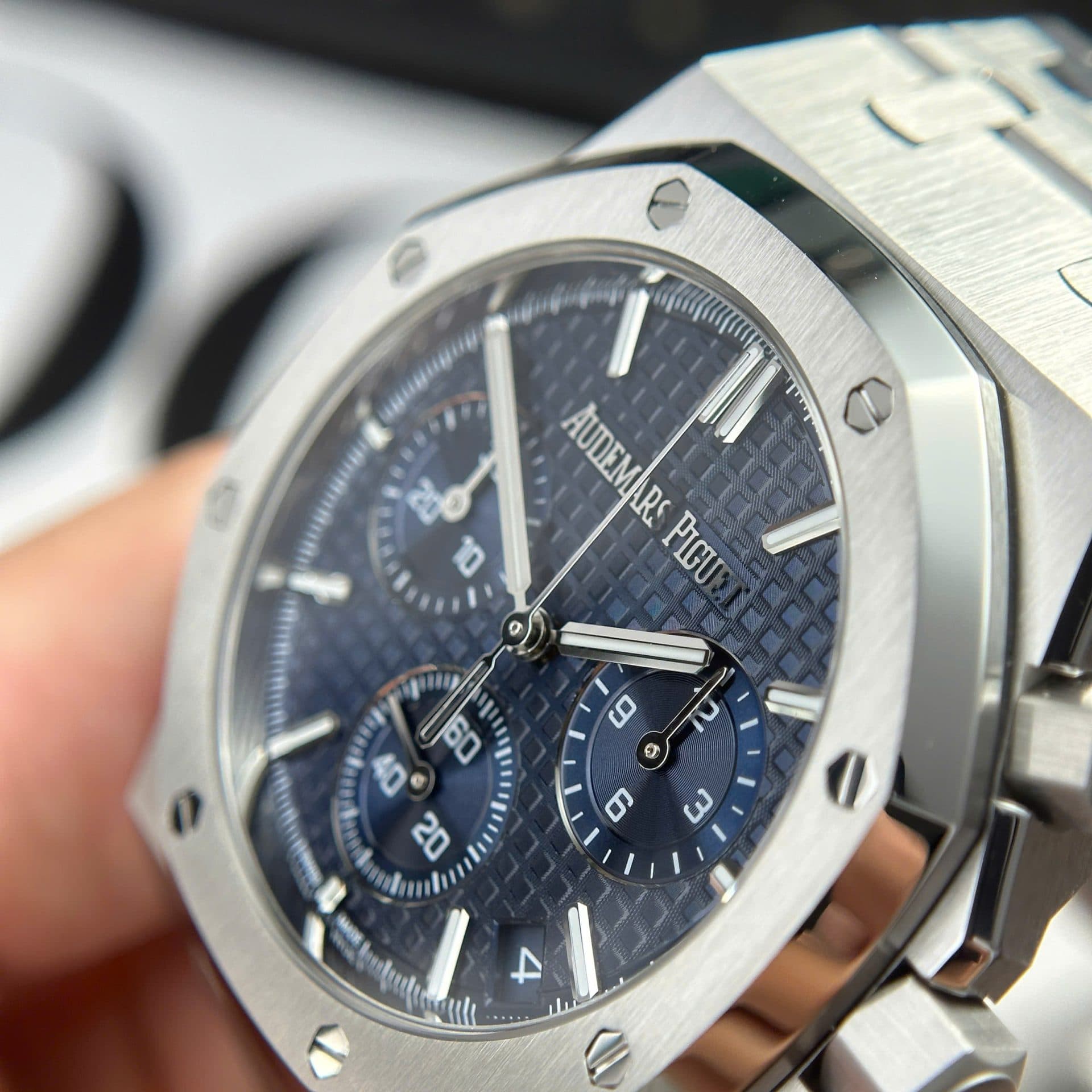 Dong-Ho-Audemars-Piguet-Royal-Oak-26240ST-Mat-Xanh-Blue-May-Mong-New-2025-41mm-11-1
