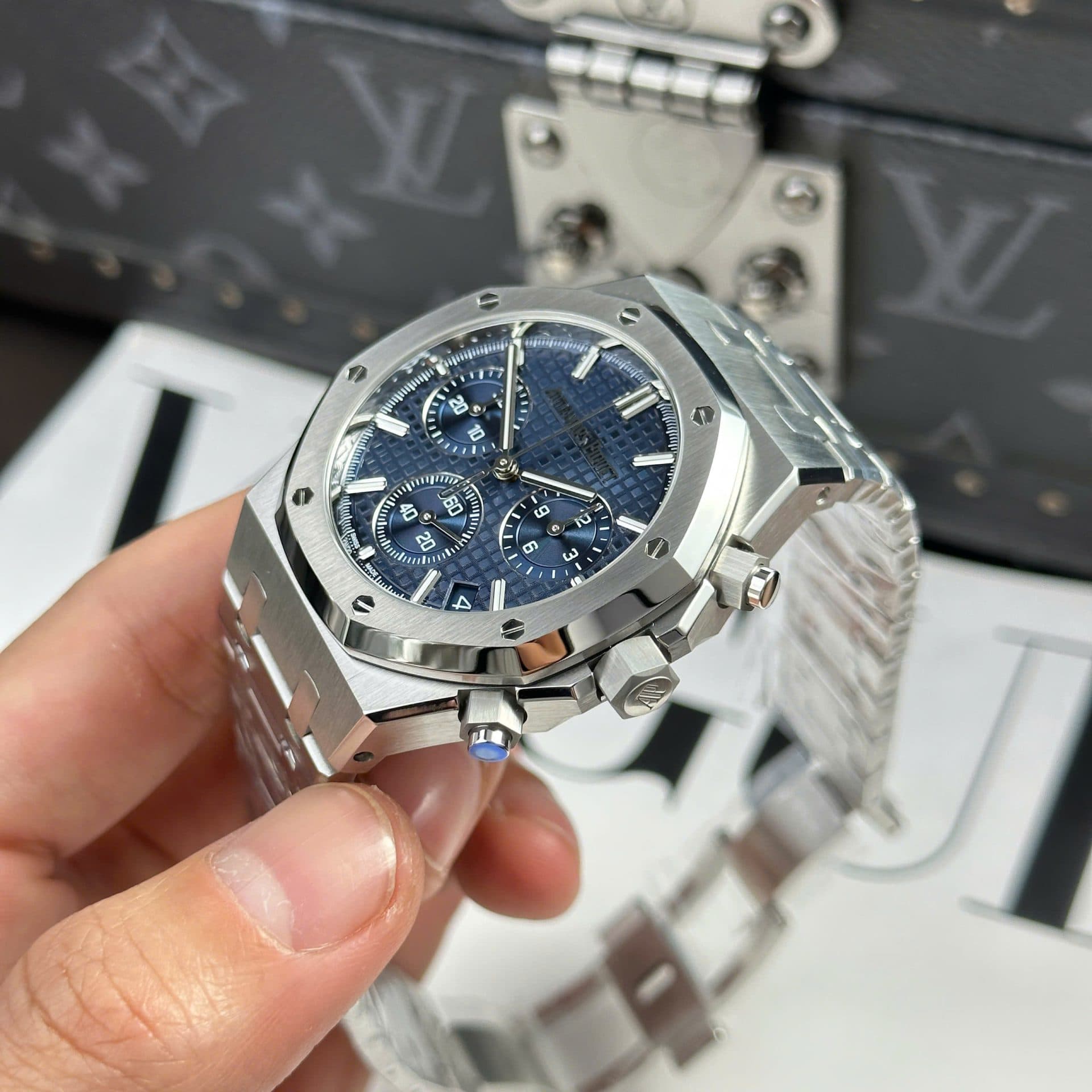 Dong-Ho-Audemars-Piguet-Royal-Oak-26240ST-Mat-Xanh-Blue-May-Mong-New-2025-41mm-2-1