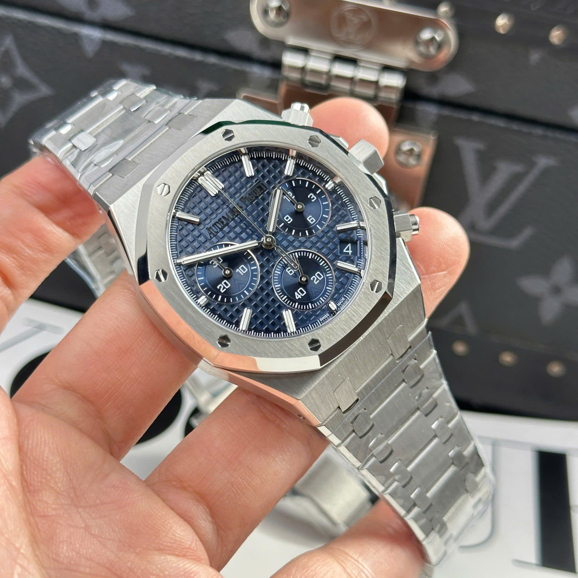 Dong-Ho-Audemars-Piguet-Royal-Oak-26240ST-Mat-Xanh-Blue-May-Mong-New-2025-41mm-3-1