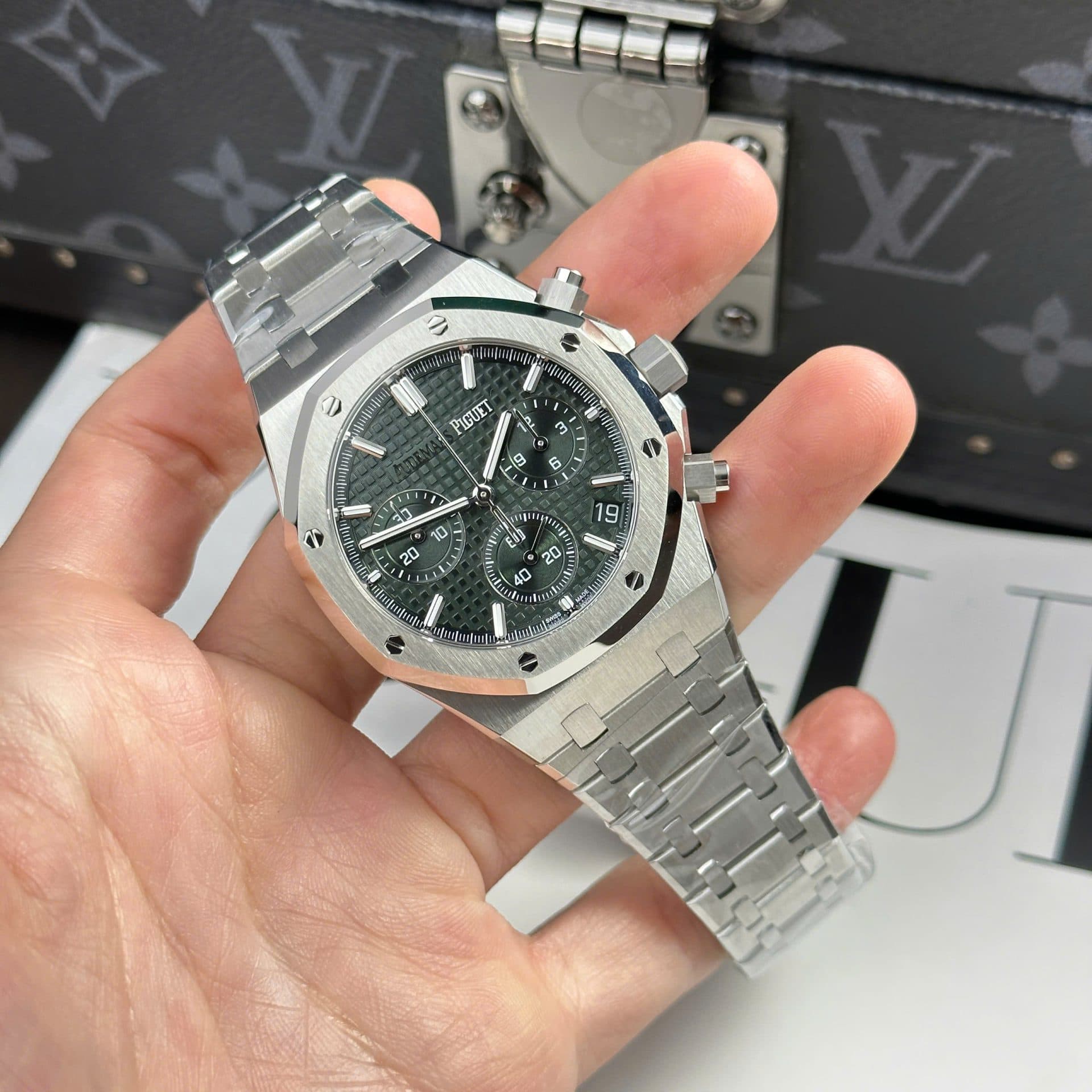 Dong-Ho-Audemars-Piguet-Royal-Oak-26240ST-Mat-Xanh-La-May-Mong-New-2025-41mm-1-1