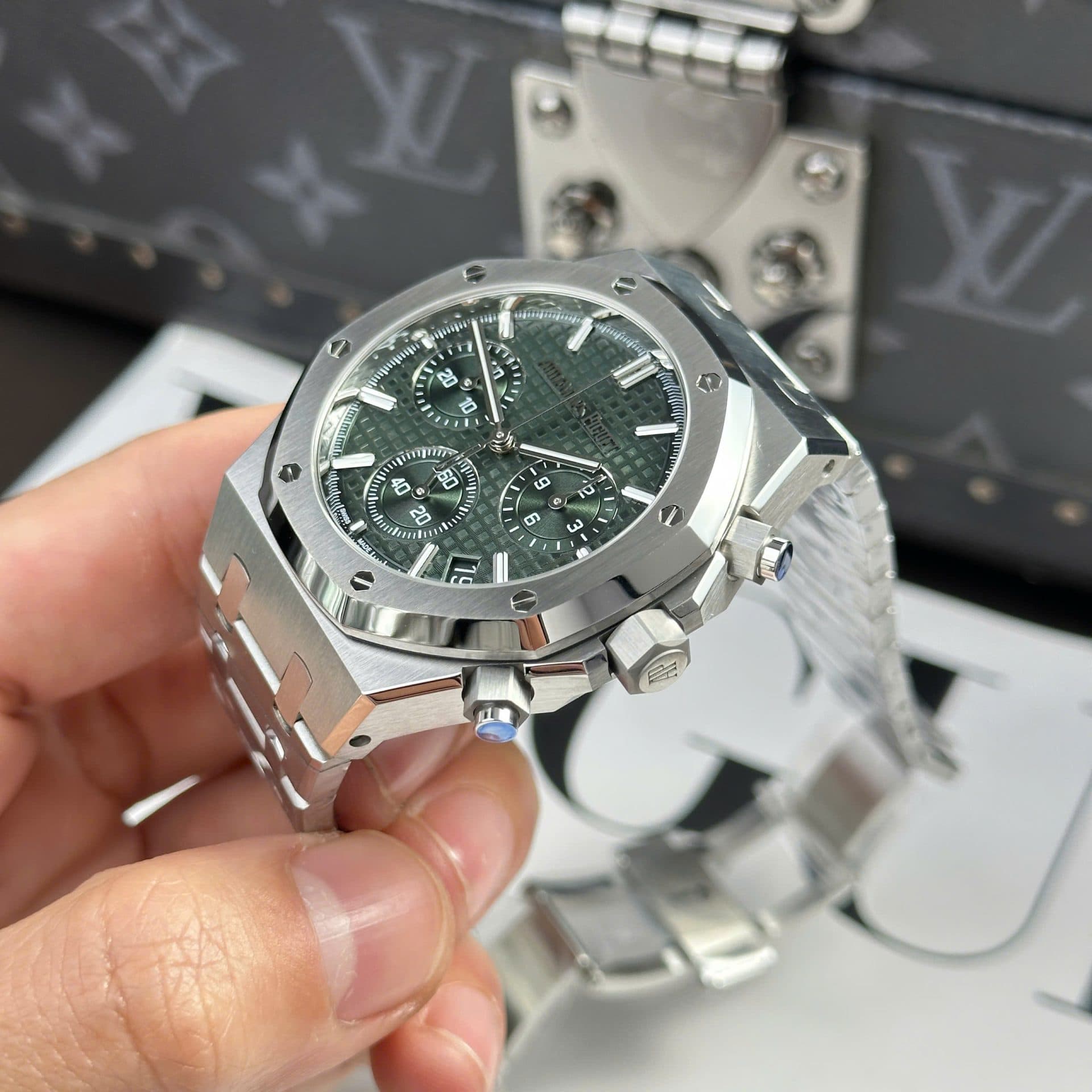 Dong-Ho-Audemars-Piguet-Royal-Oak-26240ST-Mat-Xanh-La-May-Mong-New-2025-41mm-4-1