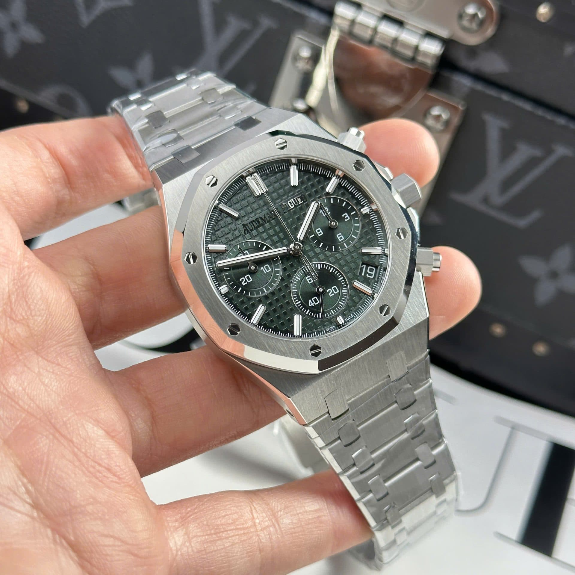 Dong-Ho-Audemars-Piguet-Royal-Oak-26240ST-Mat-Xanh-La-May-Mong-New-2025-41mm-5-1