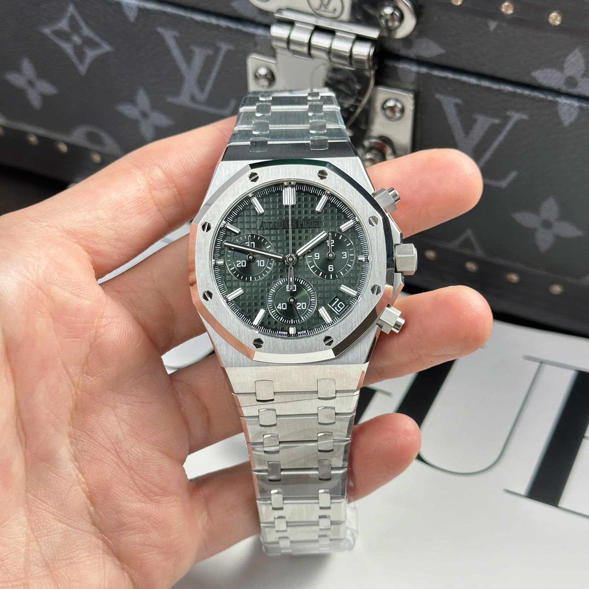 Dong-Ho-Audemars-Piguet-Royal-Oak-26240ST-Mat-Xanh-La-May-Mong-New-2025-41mm-6-1