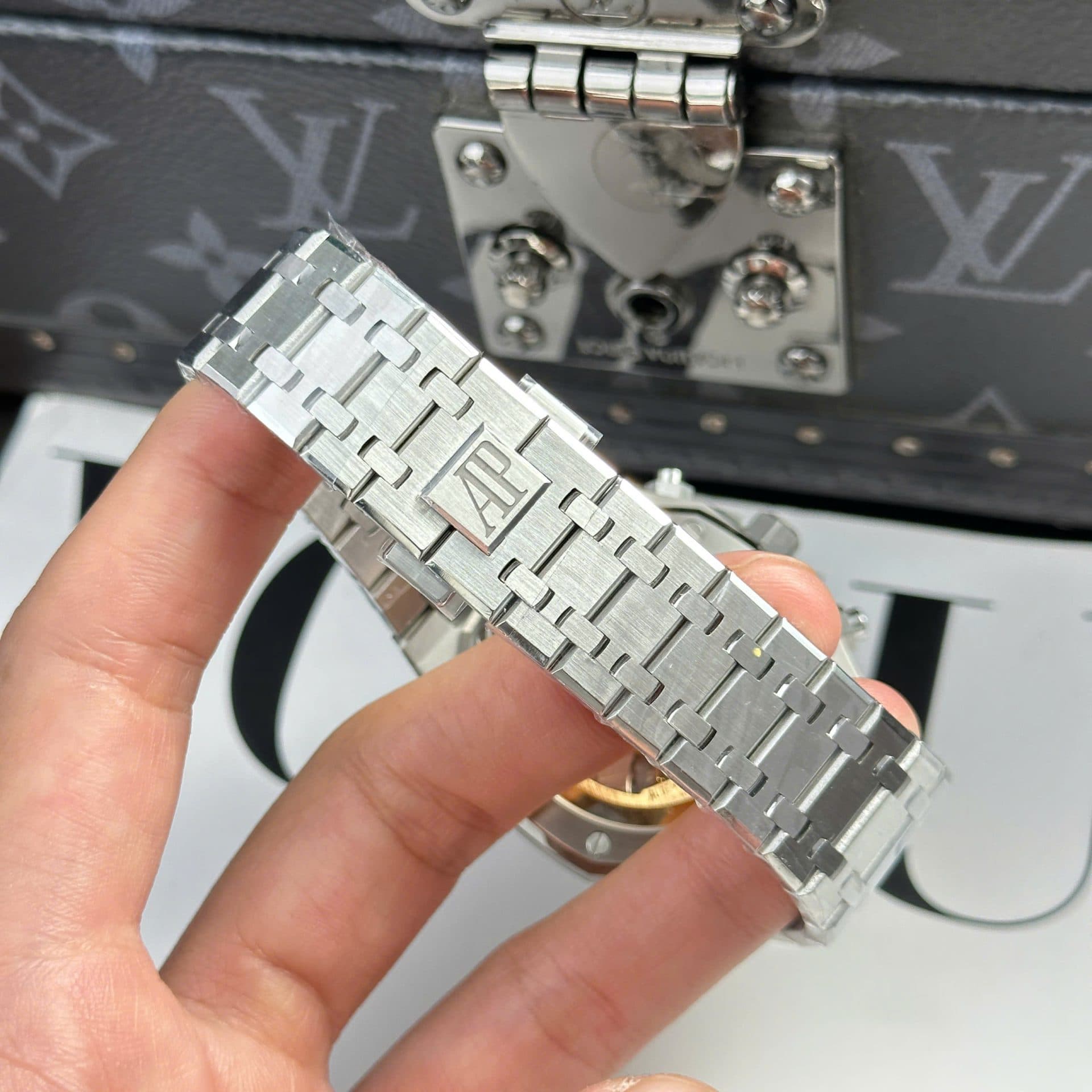 Dong-Ho-Audemars-Piguet-Royal-Oak-26240ST-Rep-11-4