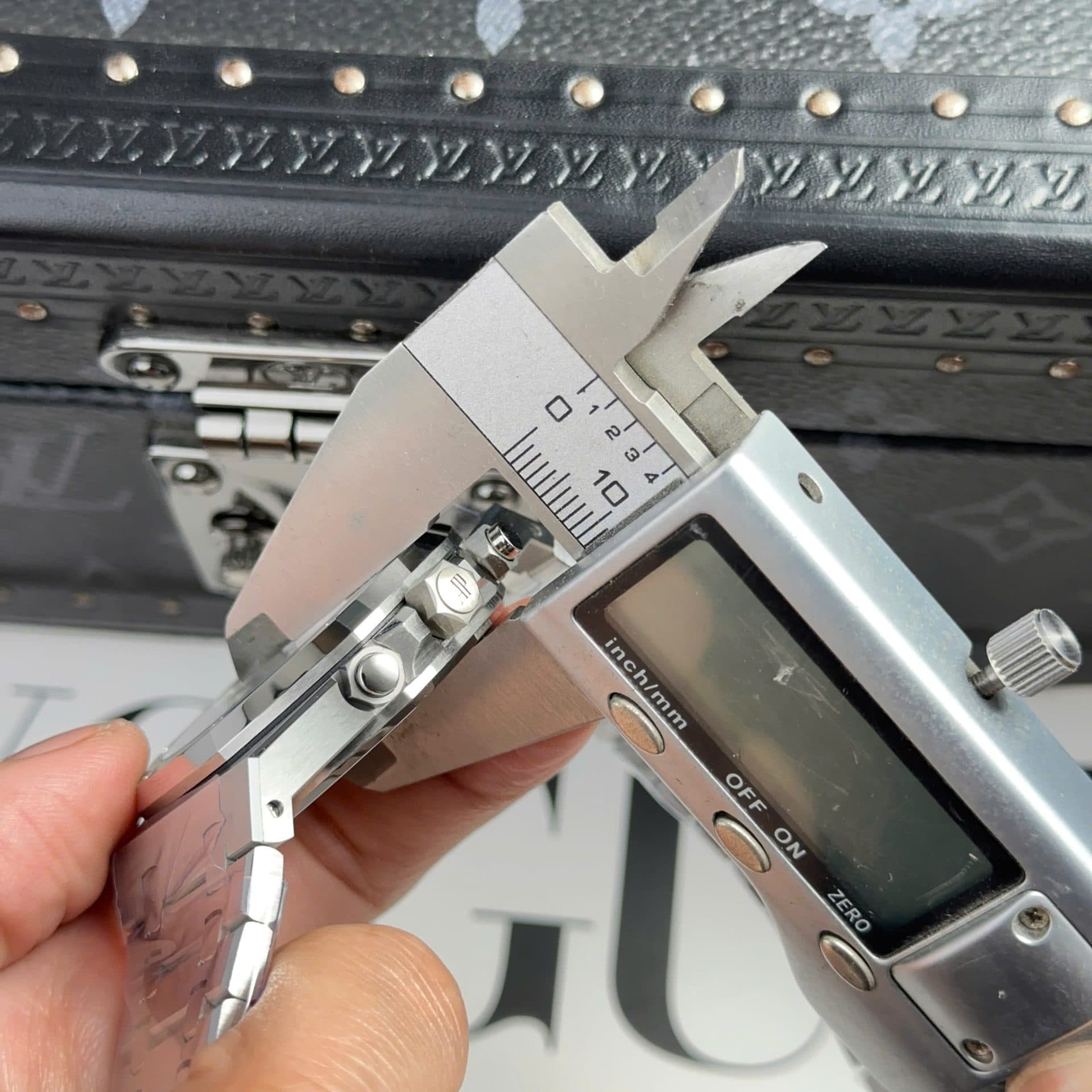 Dong-Ho-Audemars-Piguet-Royal-Oak-26331-Chronograph-Replica-11-Mat-Den-41mm-14-1