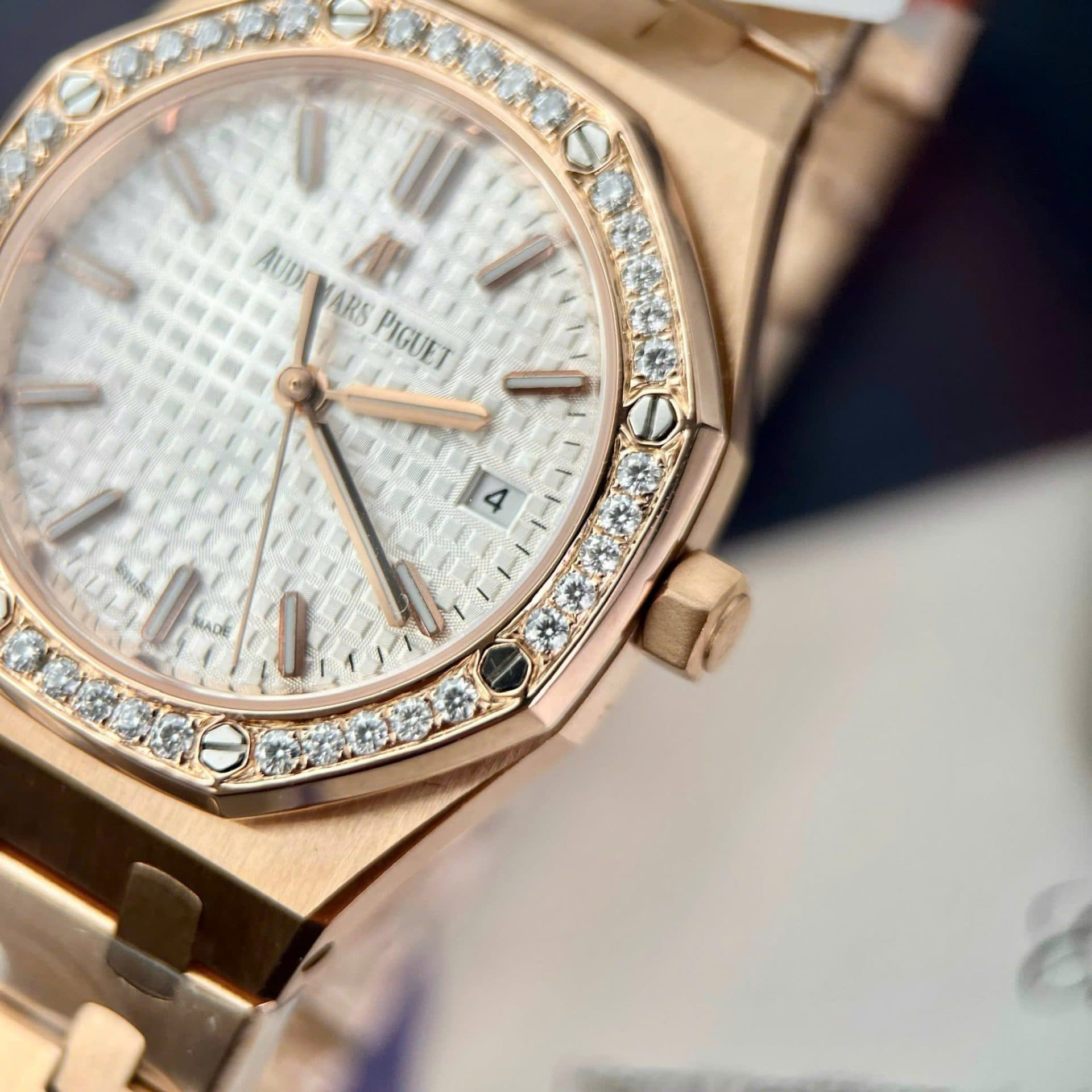 Dong-Ho-Audemars-Piguet-Royal-Oak-Che-Tac-Vanh-Dinh-Moissanite-Hong-Kong-34mm-6-1