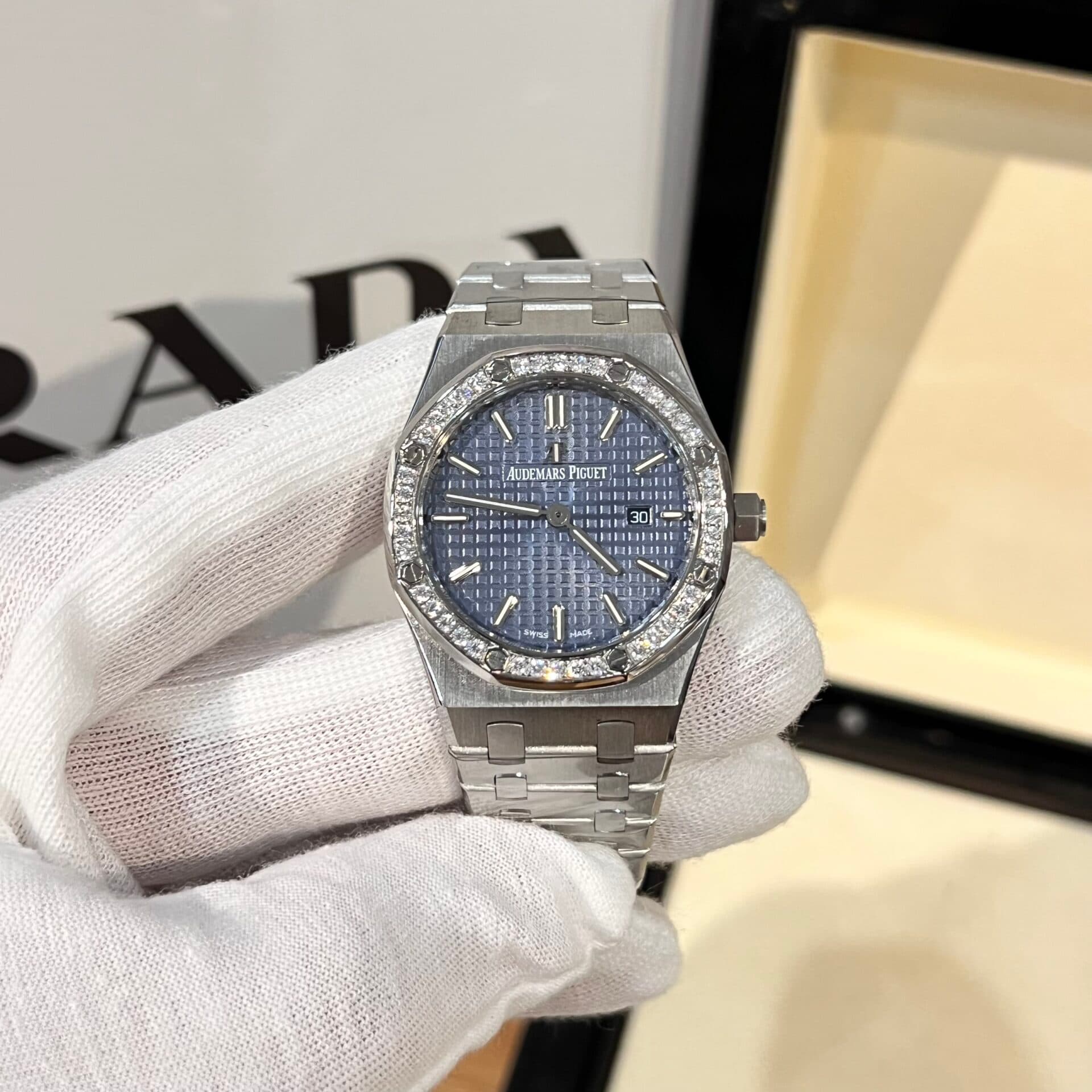 Dong-Ho-Audemars-Piguet-Royal-Oak-Nu-Dinh-Da-May-Pin-33mm-1-1