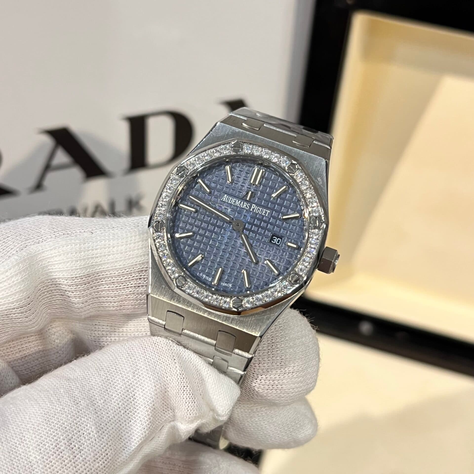 Dong-Ho-Audemars-Piguet-Royal-Oak-Nu-Dinh-Da-May-Pin-33mm-2-1