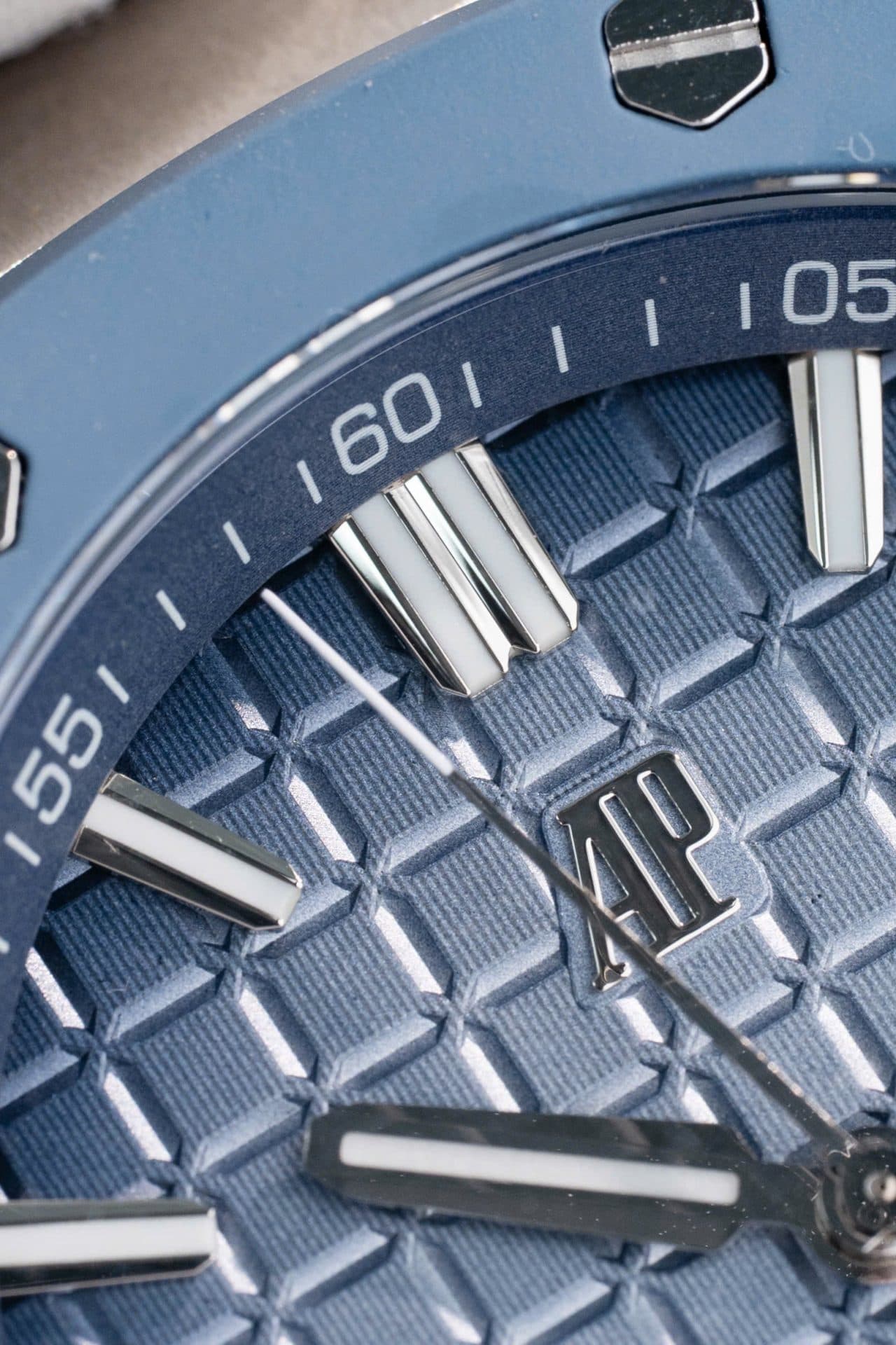 Dong-Ho-Audemars-Piguet-Royal-Oak-Offshore-15605SK-Vien-Cao-Su-Xanh-Replica-Cao-Cap-43mm-2-1