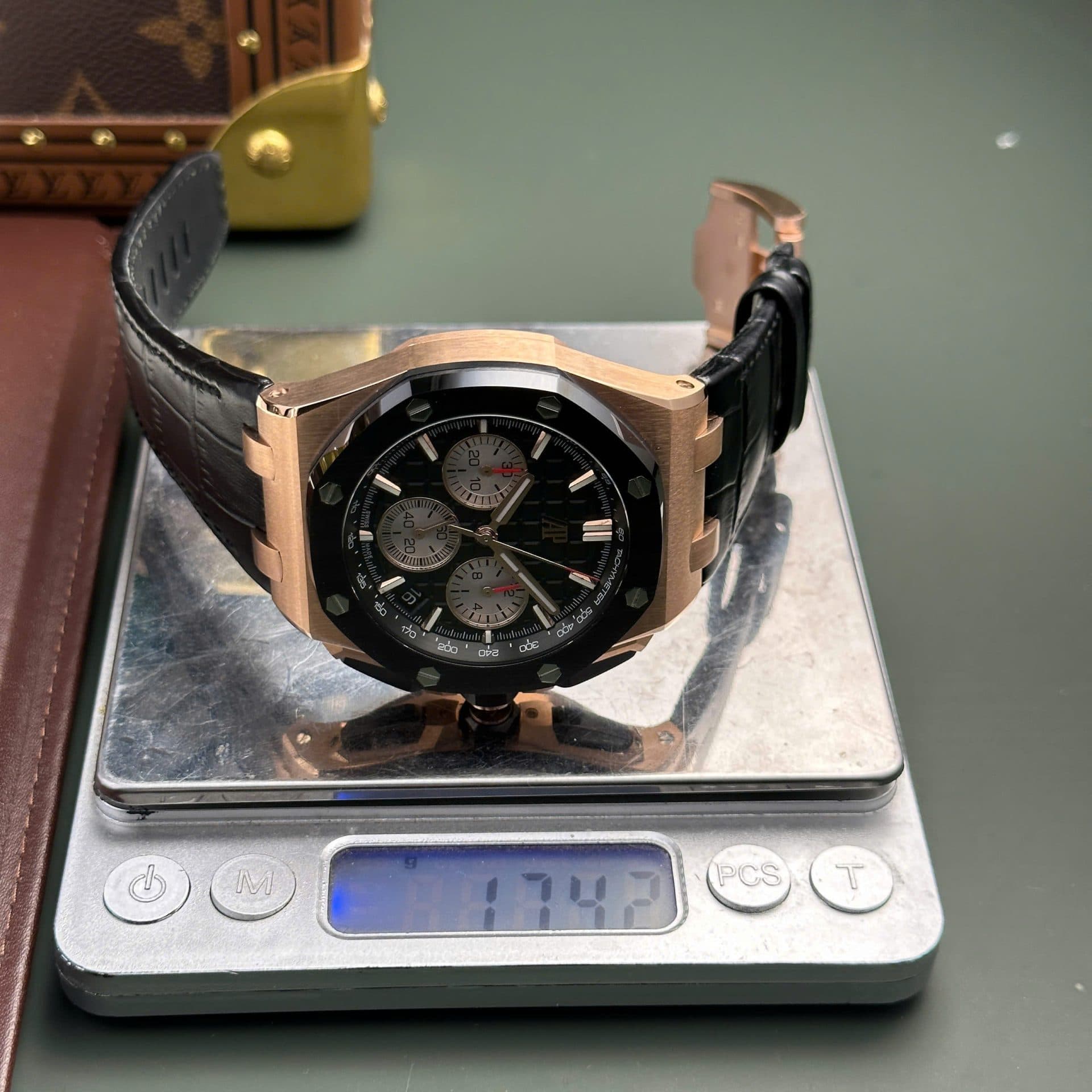 Dong-Ho-Audemars-Piguet-Royal-Oak-Offshore-Chronograph-26420-Ma-Vang-Rep-11-Mat-Den-Nha-May-APP-43mm-10-1
