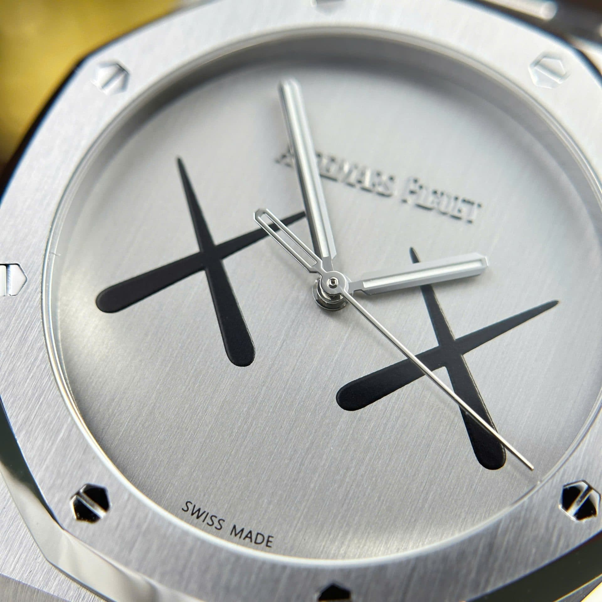 Dong-Ho-Audemars-Piguet-Royal-Oak-x-Kaws-Che-Tac-Mat-So-XX-Nha-May-APS-41mm-1-1