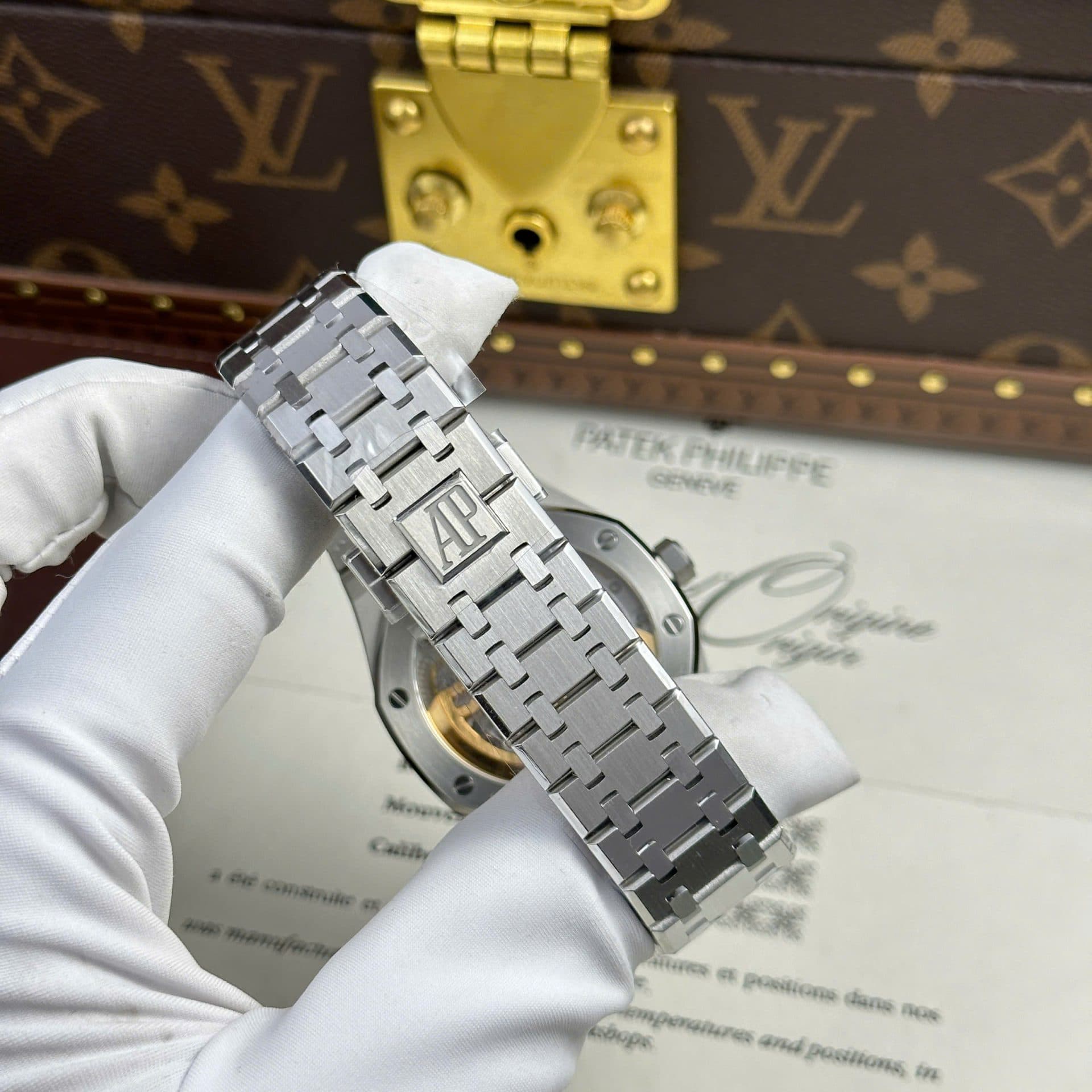 Dong-Ho-Audemars-Piguet-Royal-Oak-x-Kaws-Che-Tac-Mat-So-XX-Nha-May-APS-41mm-2-1