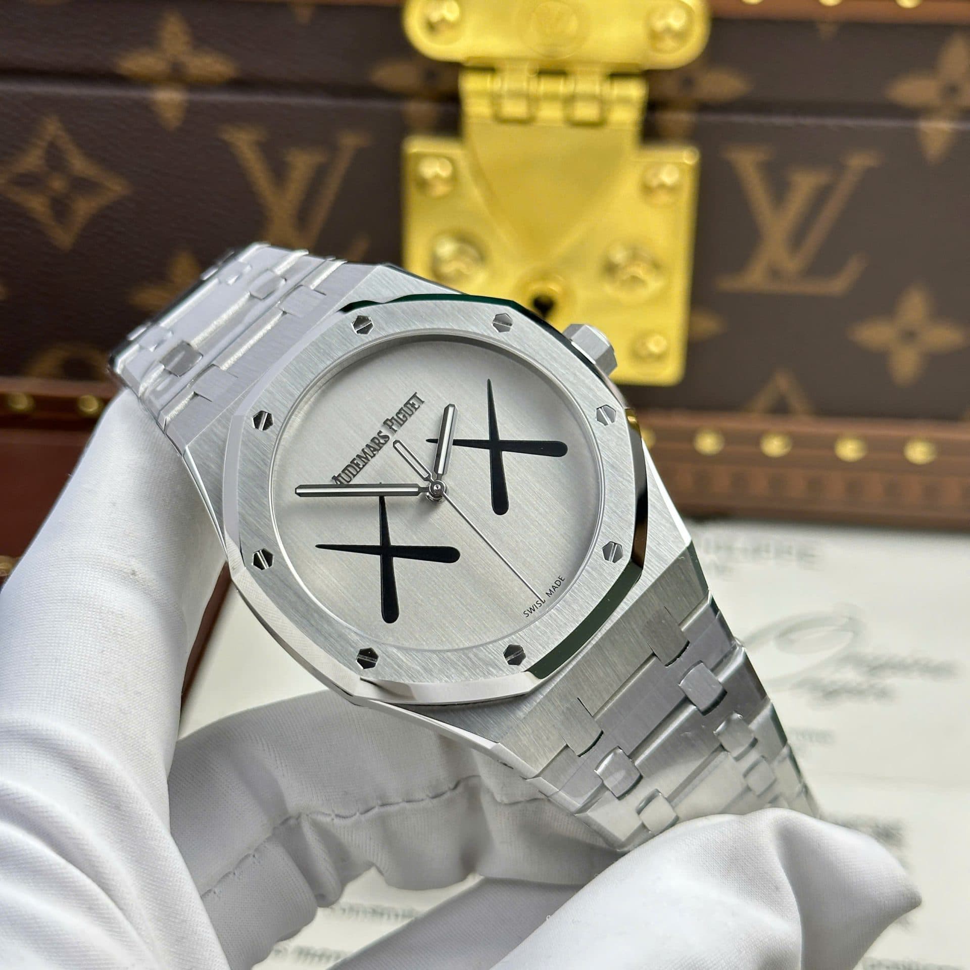 Dong-Ho-Audemars-Piguet-Royal-Oak-x-Kaws-Che-Tac-Mat-So-XX-Nha-May-APS-41mm-3-1