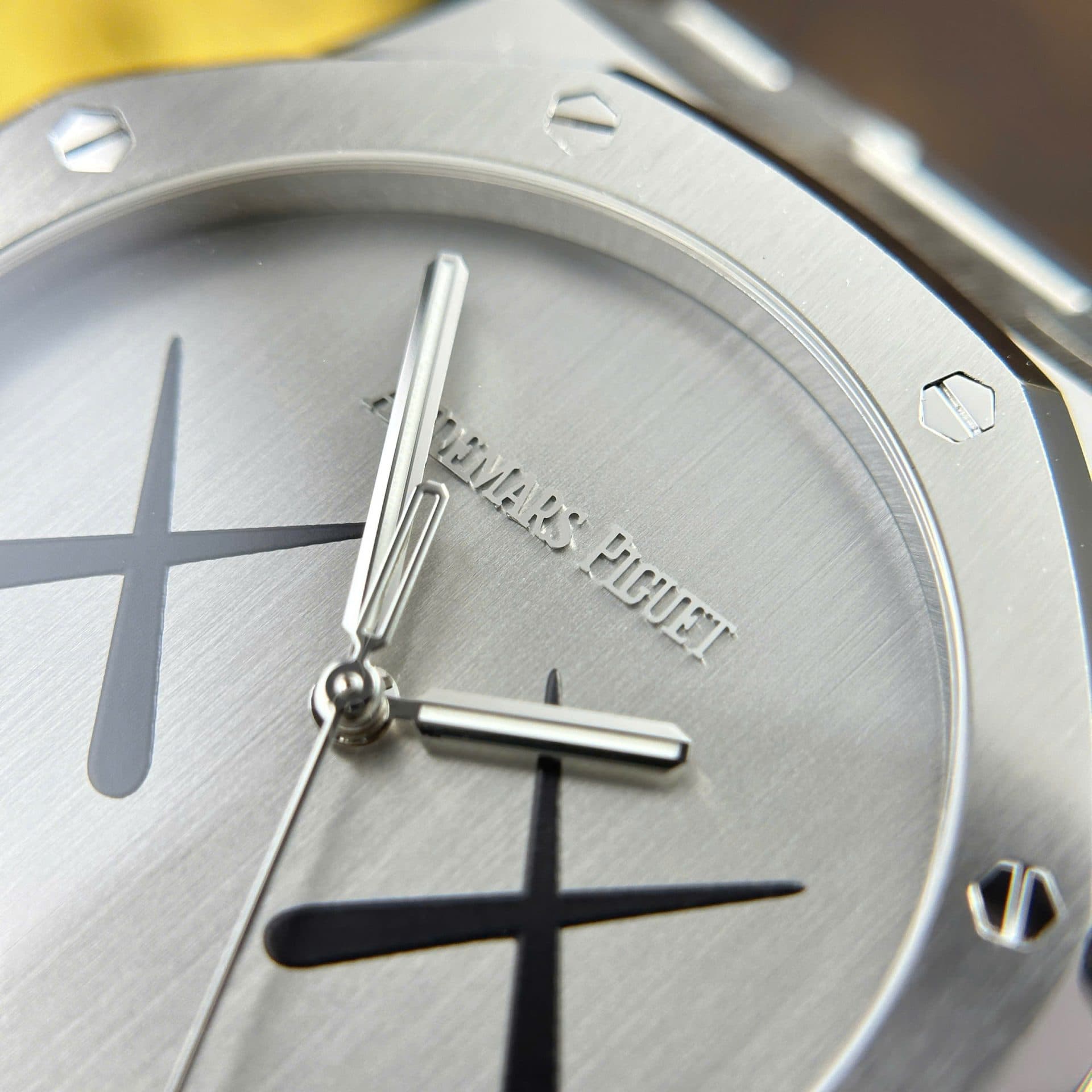 Dong-Ho-Audemars-Piguet-Royal-Oak-x-Kaws-Che-Tac-Mat-So-XX-Nha-May-APS-41mm-4-1